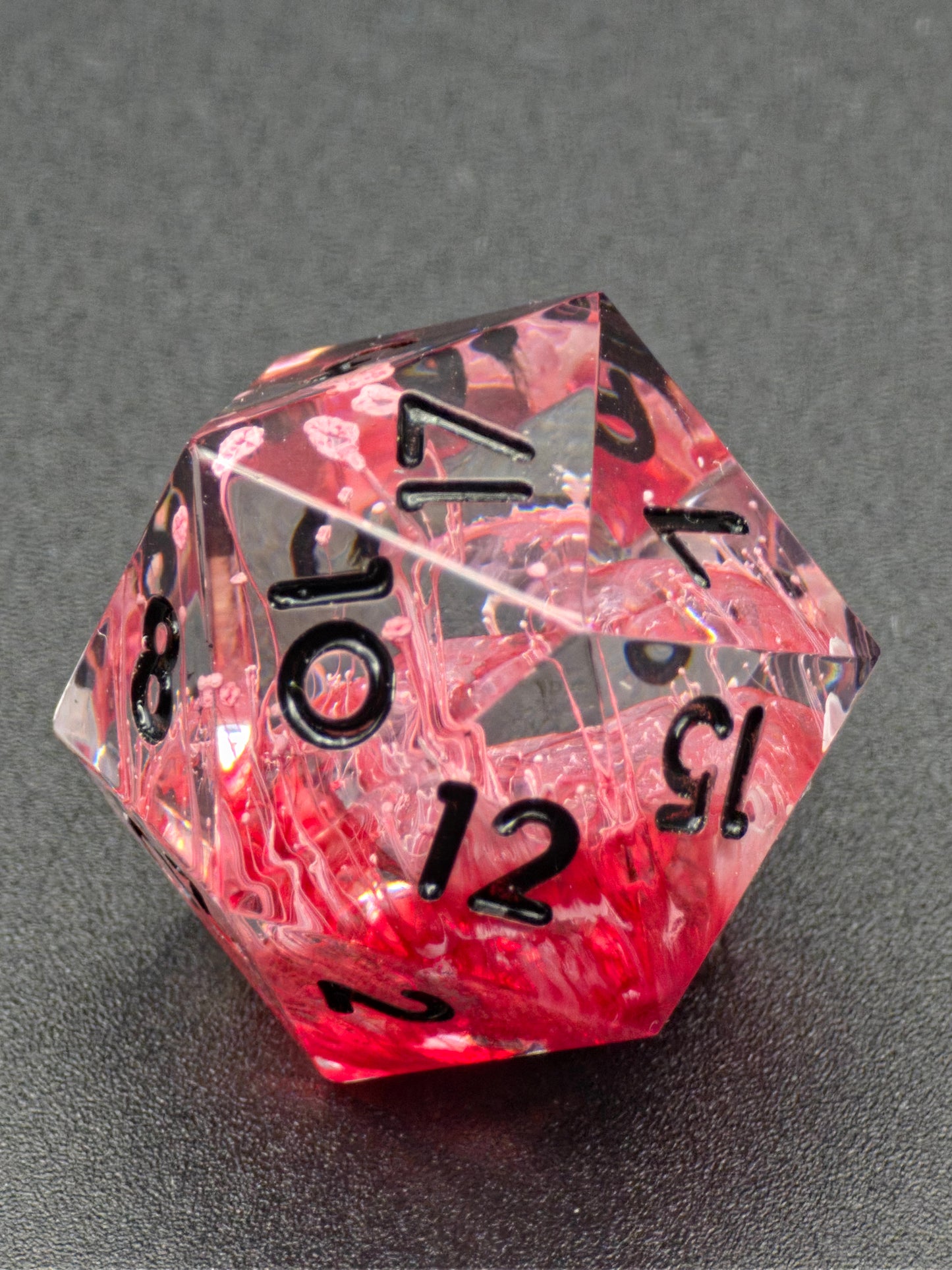 Crimson Veins – Einzelner D20 Würfel (Standardgröße) mit Petri-Effekt | Handgemachter Resin D20 in Blutrot & Klar | DnD TTRPG Würfel