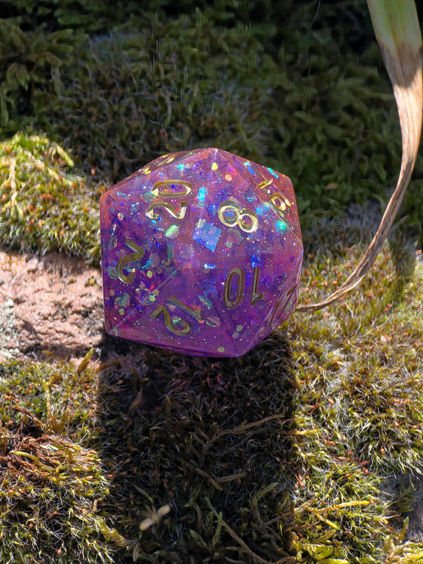 Polyedrischer D20 Würfel 35mm – L Format Chonk Dice | Handgemachter RPG Würfel in Violett Rosa mit Galaxy Schimmer & Goldzahlen für DnD