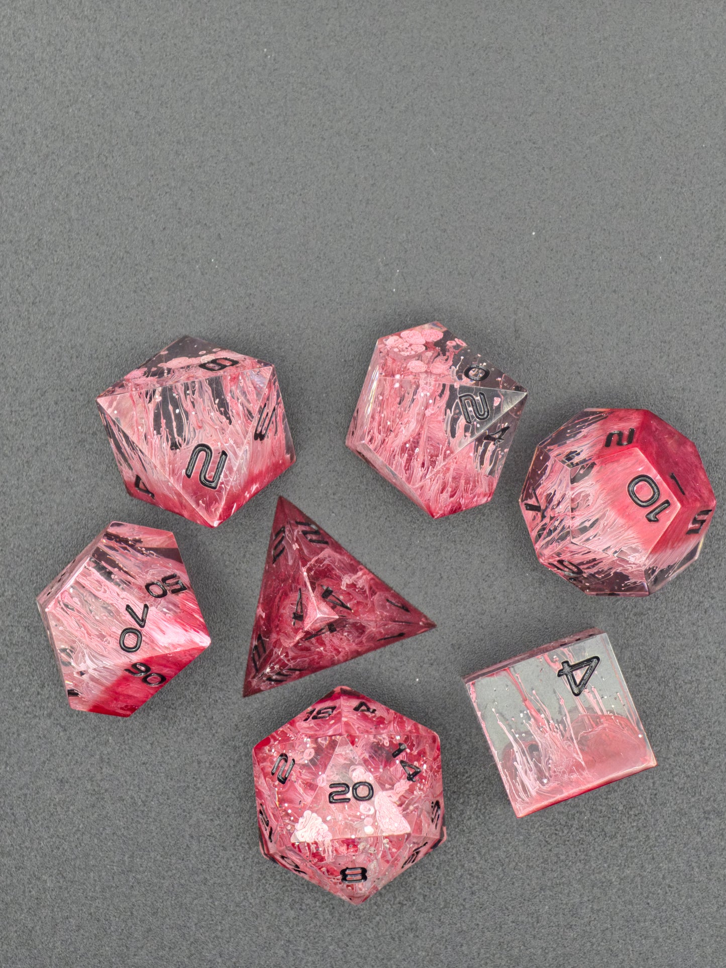 Würfelset „Sanguis Veil“ – Handgemachtes Petri Dice Set in Tiefrot mit organischem Nebeleffekt | DnD TTRPG Würfel