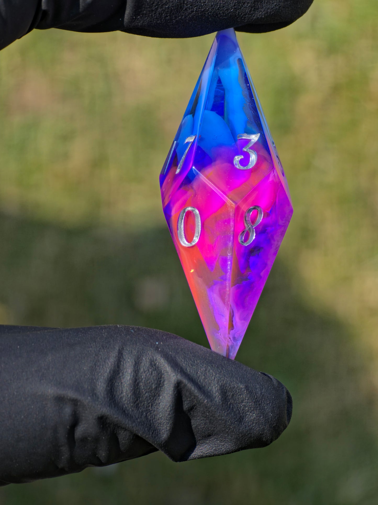 Elongated Dice Set „Nebula Shards“ – 7er Set Resin Würfel mit Cloud Nebula Effekt, Silber Zahlen | Handmade Sharp Edge TTRPG Dice