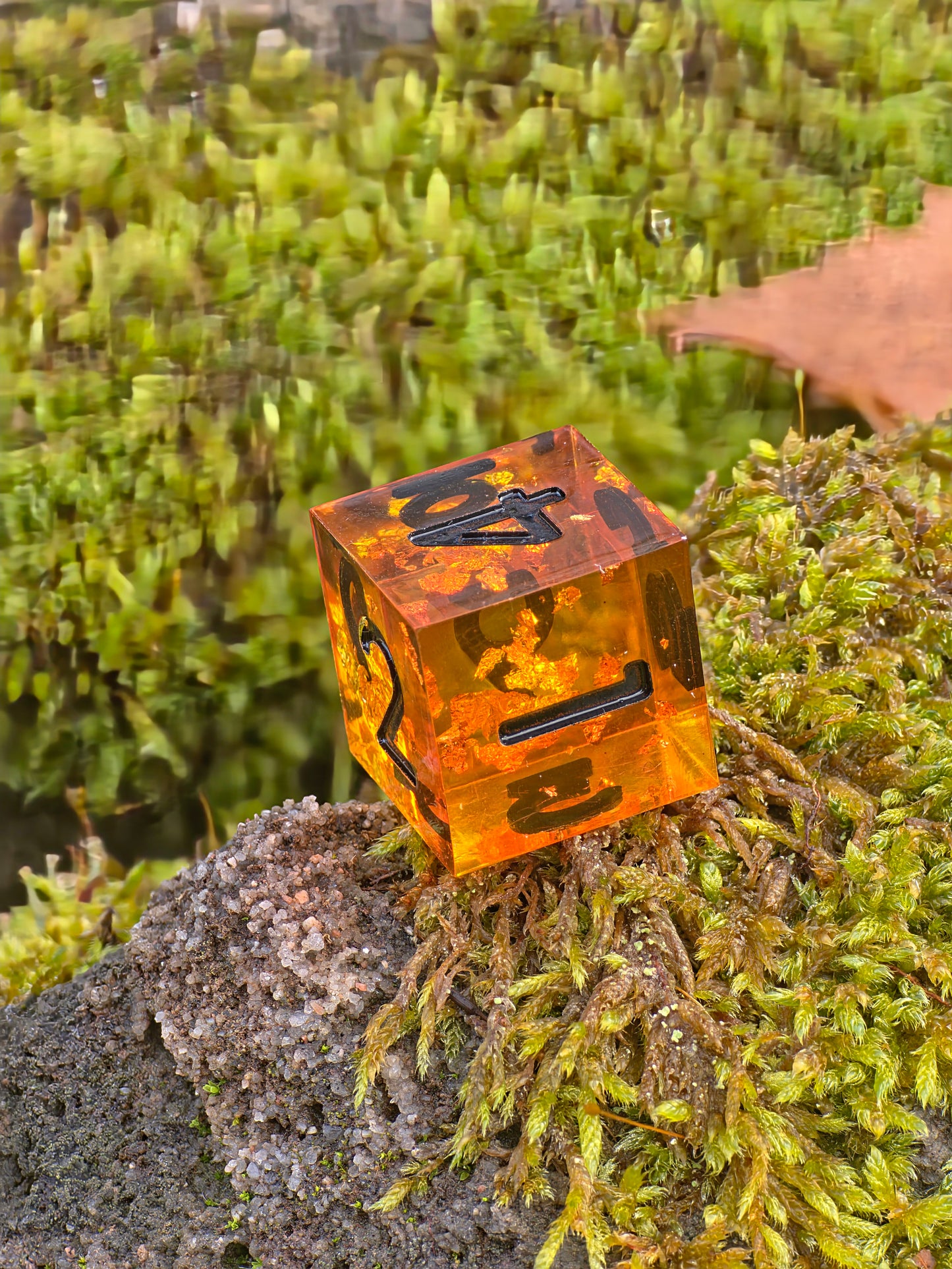 Einzelner D6 „Bernstein Fragment“ – Handgemachter Resinwürfel amber-orange mit Goldflakes | Standardgröße | DnD Dice TTRPG