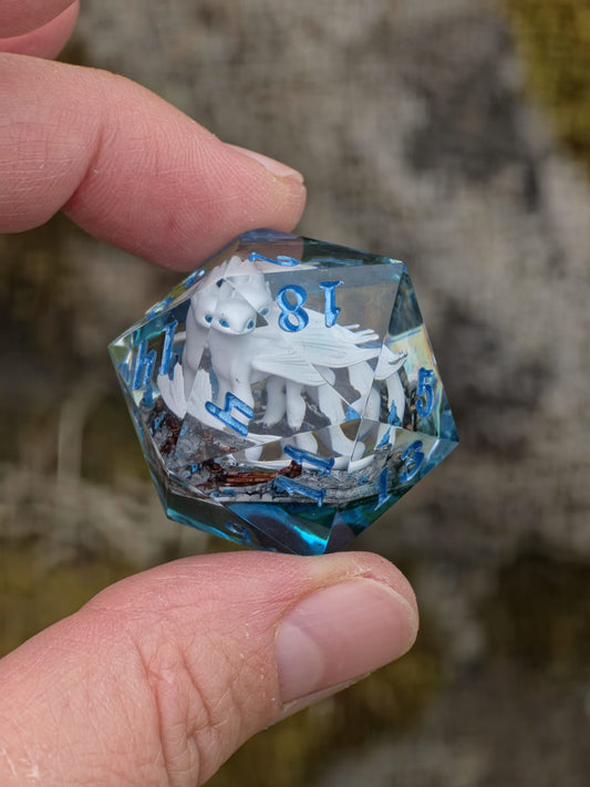 Tagesschatten D20 35mm – Handgemachter Resin Dragon Dice inspiriert von Drachenzähmen leicht gemacht, Fantasy Würfel mit Drache