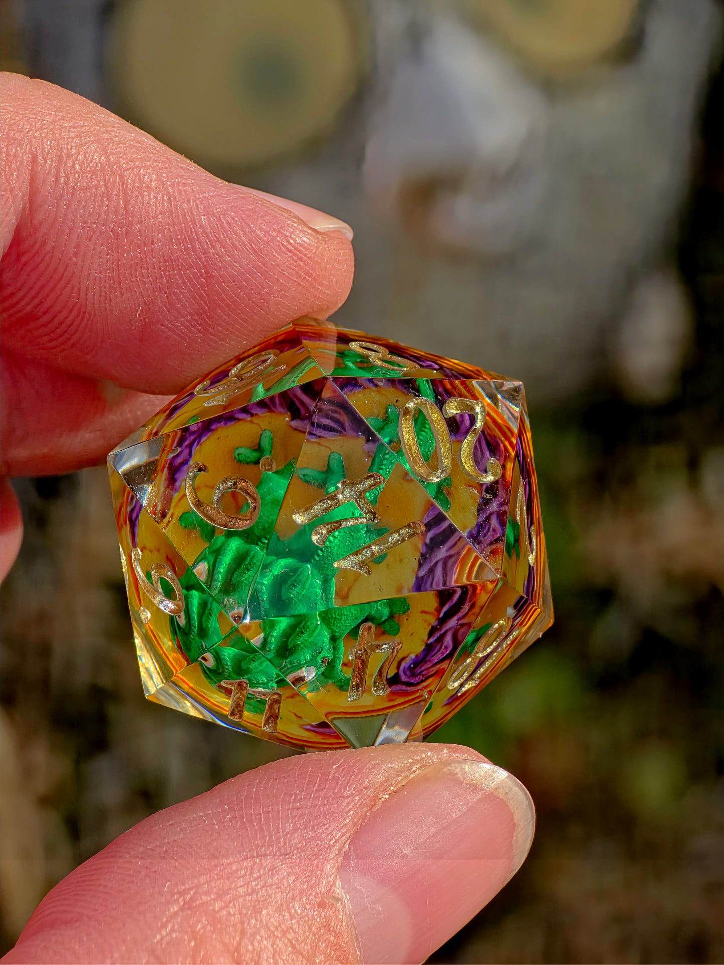 Pascal's Secret Garden D20 Dice – Tangled Inspired Resin D20 mit Pascal Chamäleon | Handgemachter Sharp Edge Würfel für DnD & RPG