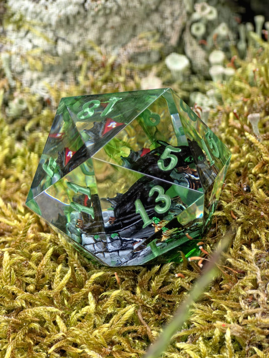 Nachtschatten D20 40mm – Handgemachter Resin Dragon Dice inspiriert von Ohnezahn aus How to Train Your Dragon, Schwarzer Drache Fantasy Würfel (Sarah)