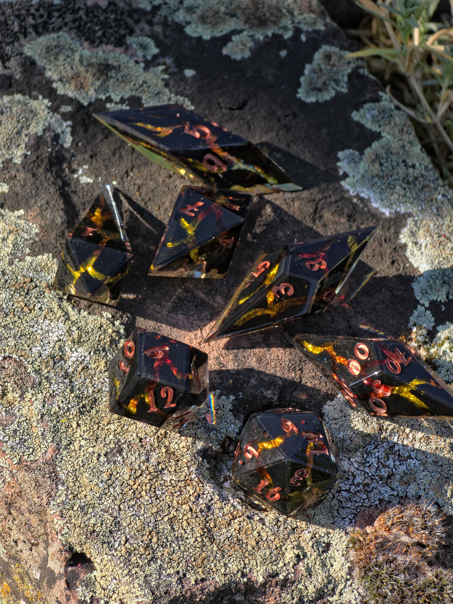 Golden Rift Custom Liquid Core Geode Dice Set – Elongated Sharp Edge Resin Würfel mit Geodenkern, Cracked Effect und schwebendem Liquid Core für DnD (Anne)