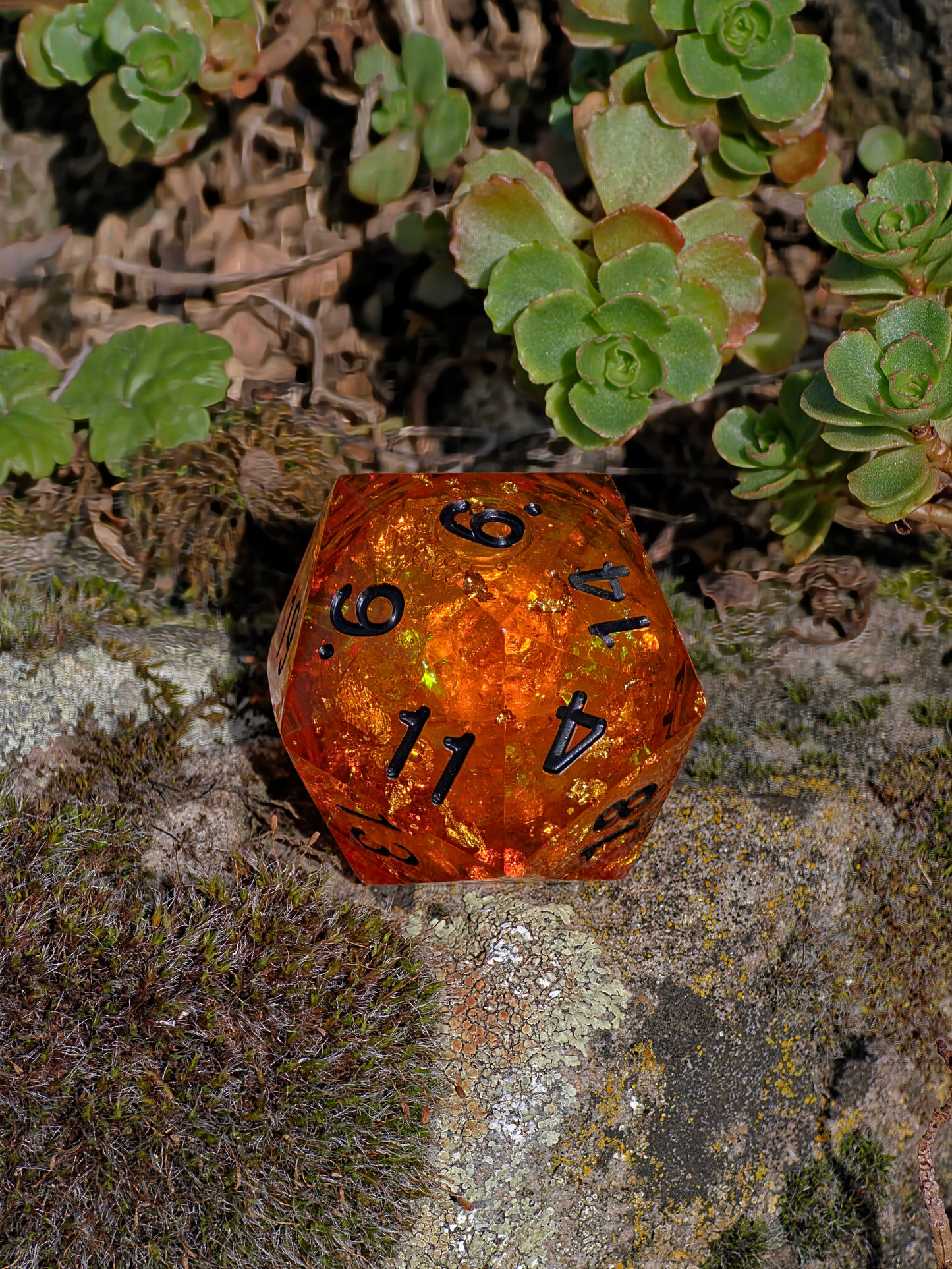 Polyedrischer D20 Würfel 35mm – Liquid Core Bernstein Amber Look – Handgemachter Resin Würfel für DnD, TTRPG & Sammler