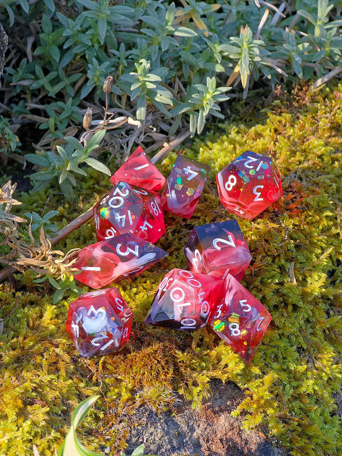 Polyedrische Blood & Mist Dice – inspiriert von Astarion aus Baldur’s Gate 3 Handmade DnD Dice Set 9 Stück – Blutrot, Weißer Nebel Schwarze Schatten