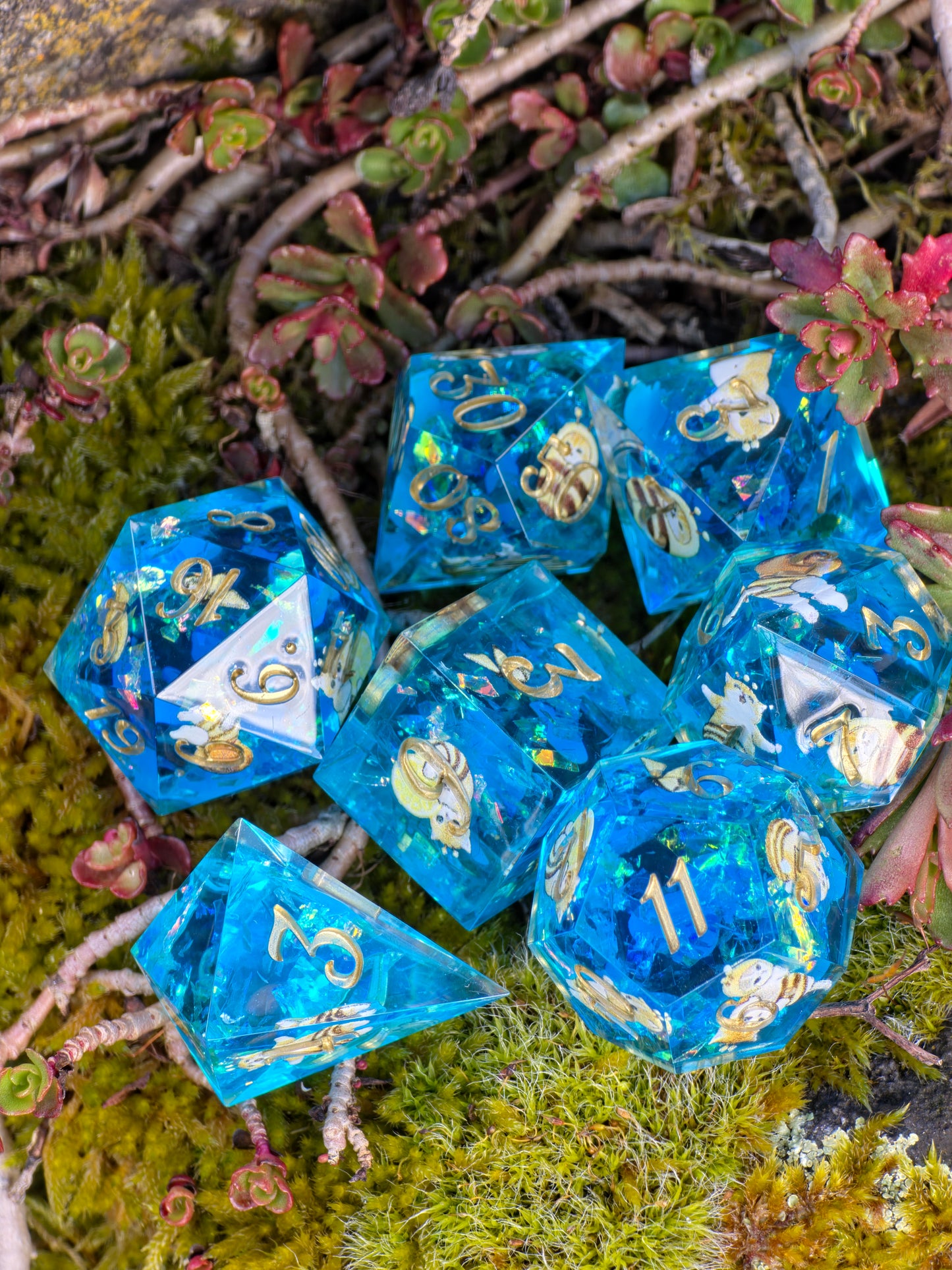 Bee Cat Dice Set – Süße Resin DnD Würfel mit Katzen & Bienen, 7er TTRPG Dice Set, Cute Handmade Dice, Fantasy Dice Set