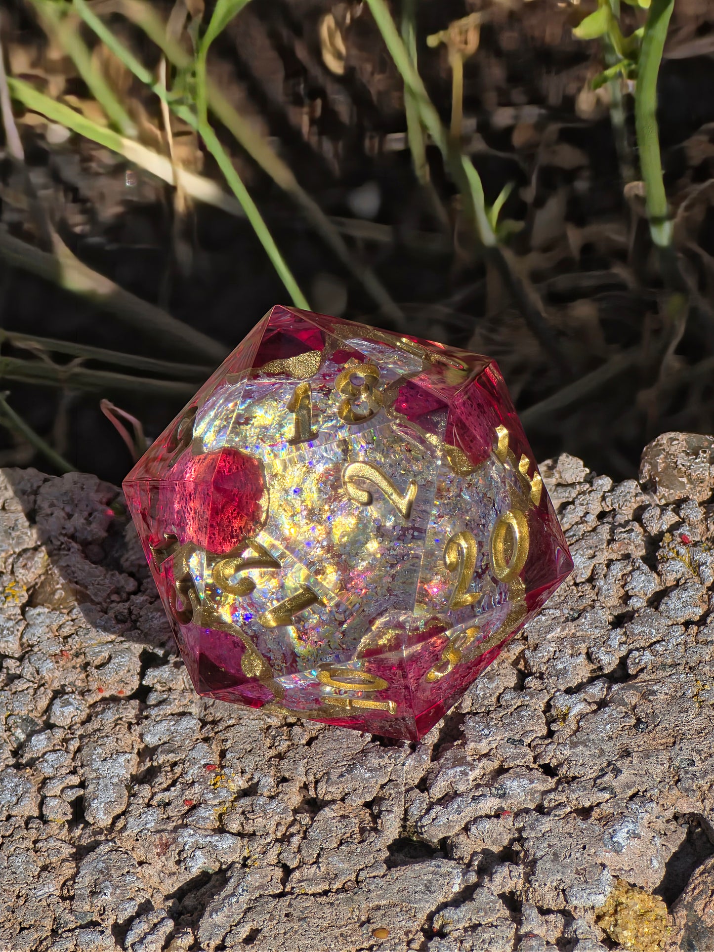 Crimson Geode D20 – Magischer Handgemachter Resin Würfel mit Kristallkern, Pink Gold Fantasy Dice, Premium DnD Einzelstück