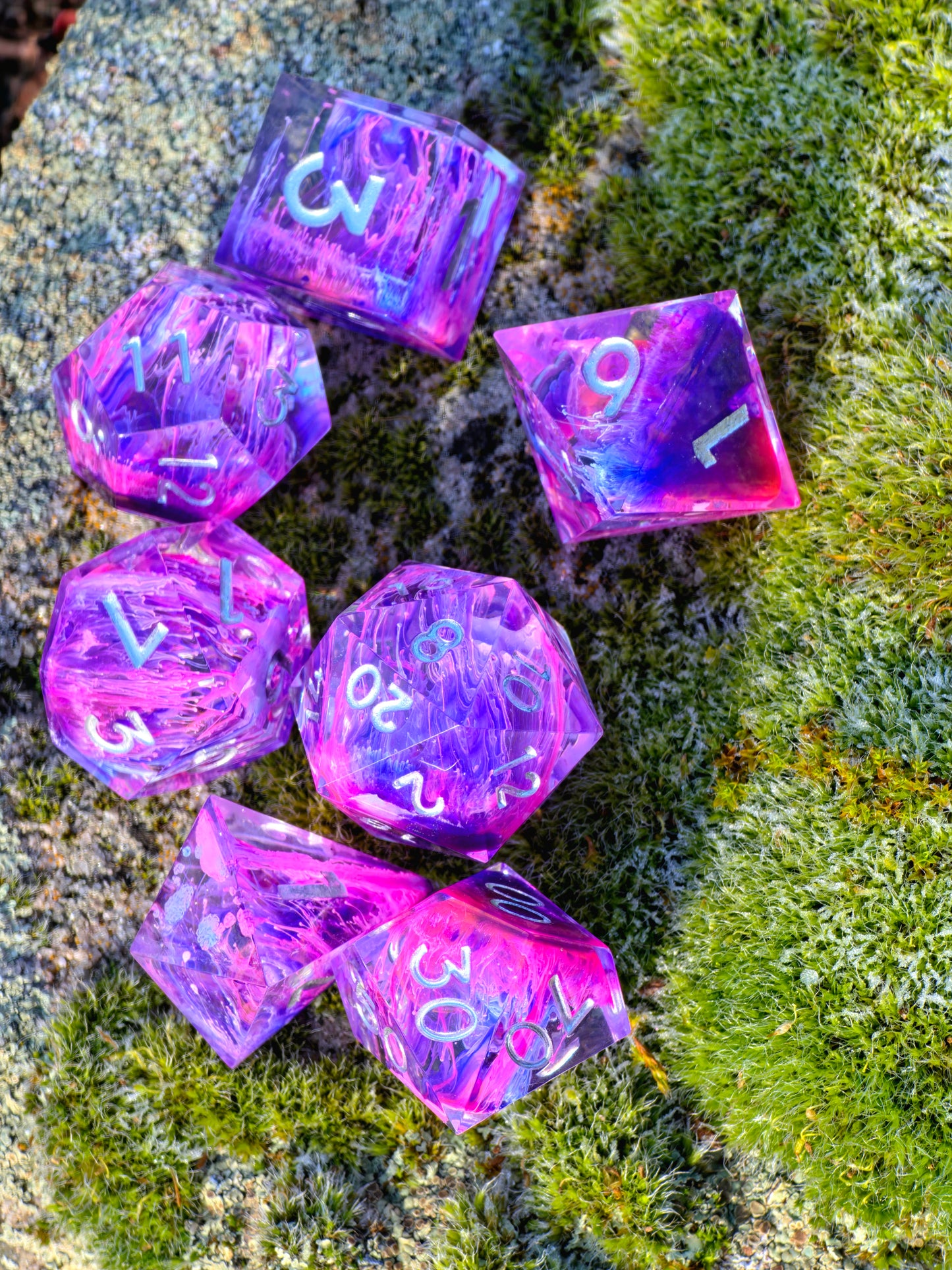 Handgemachtes DnD Würfelset Petri Effekt Pink Lila Blau | Sharp Edge Resin Dice Set 7-teilig | Silber Zahlen TTRPG