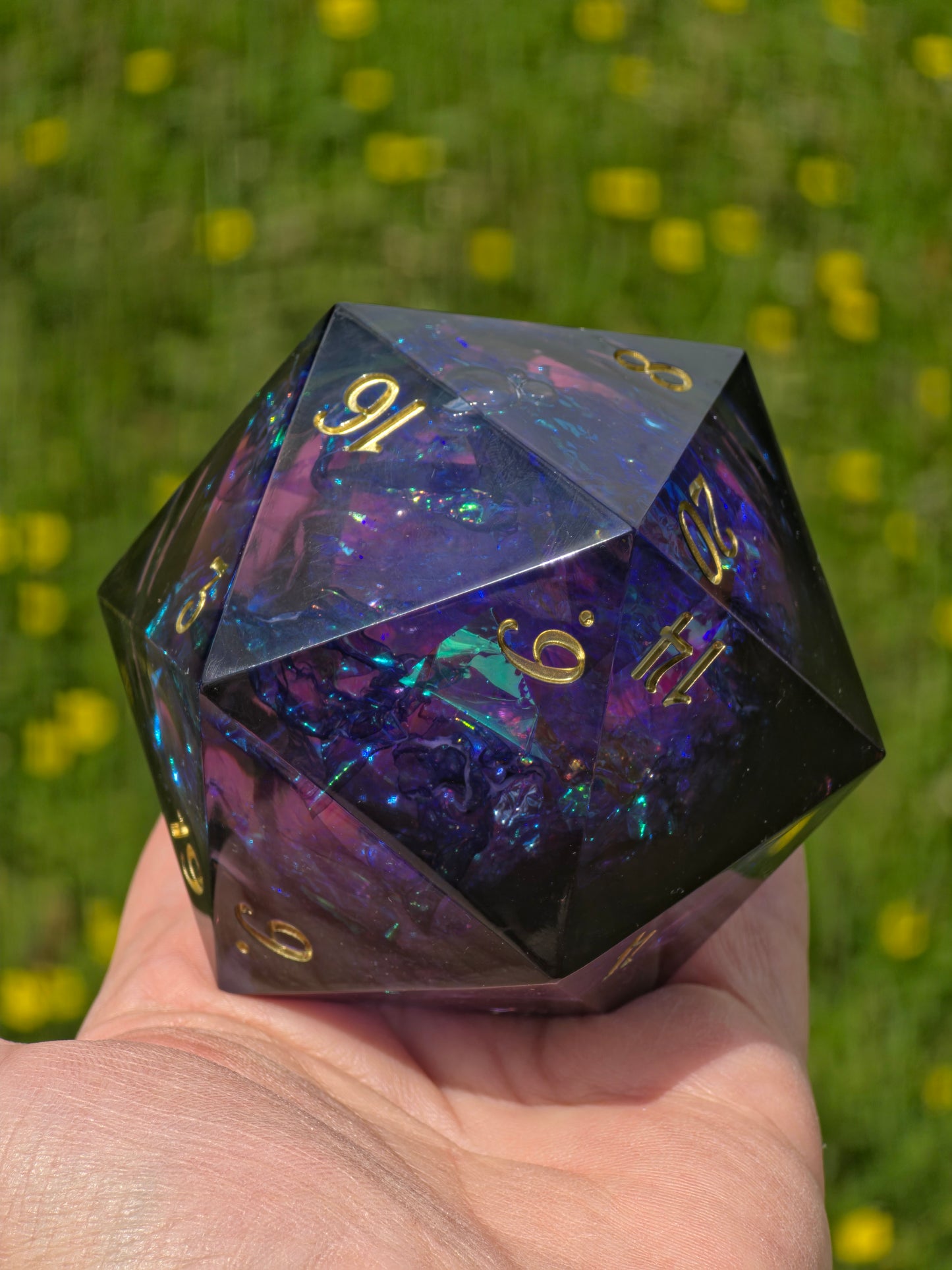 Voidheart Opal - Black Opal with Lilac Splash – 65 mm Chonk D20, Handgemachter Sharp Edge Resin Würfel (Lio)