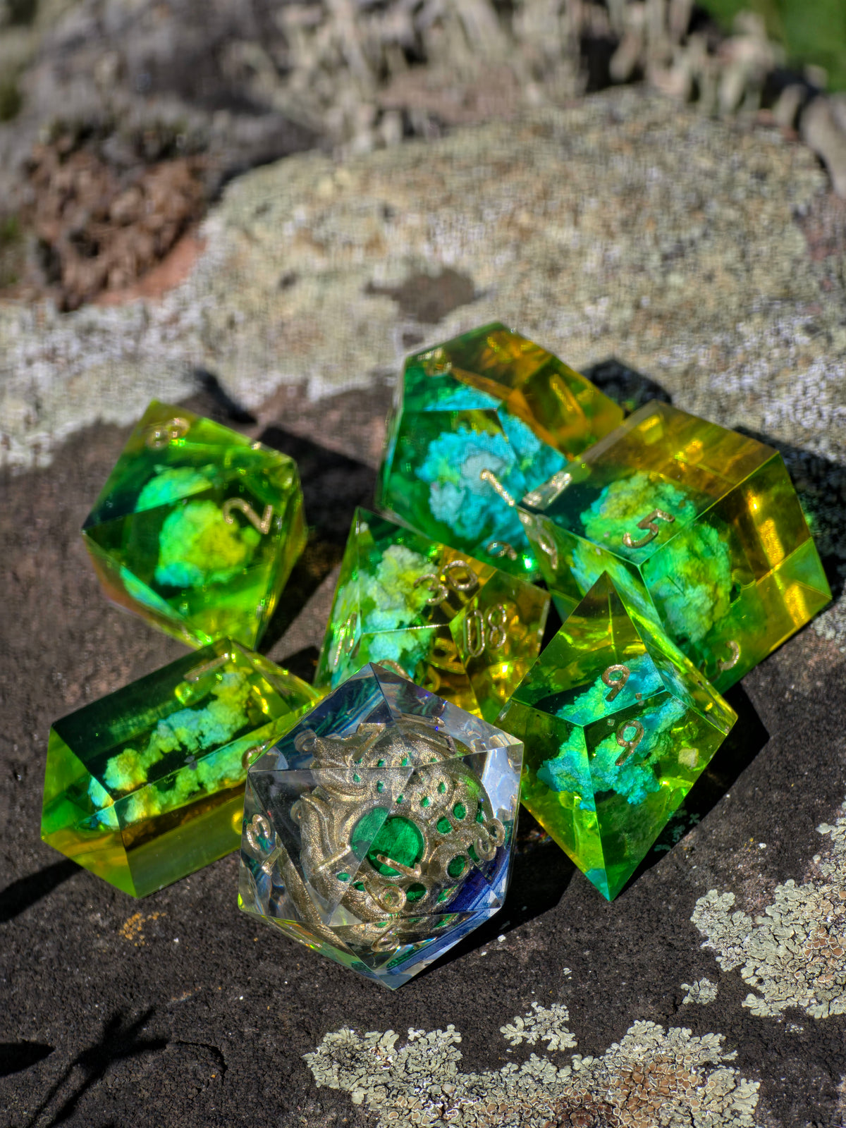 Stamina Vessel – Spirit of Hyrule Würfelset – Zelda Breath of the Wild & Tears of the Kingdom Inspired | Grünes DnD Dice Set mit Gold | Handmade Resin Würfel