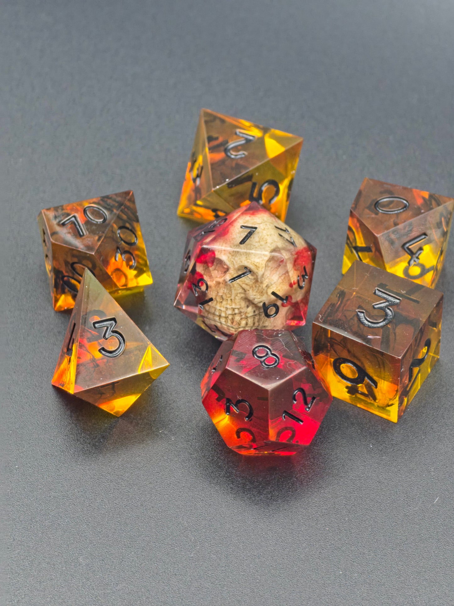 Asche und Knochen – Hellfire Resin Dice Set (7pc)