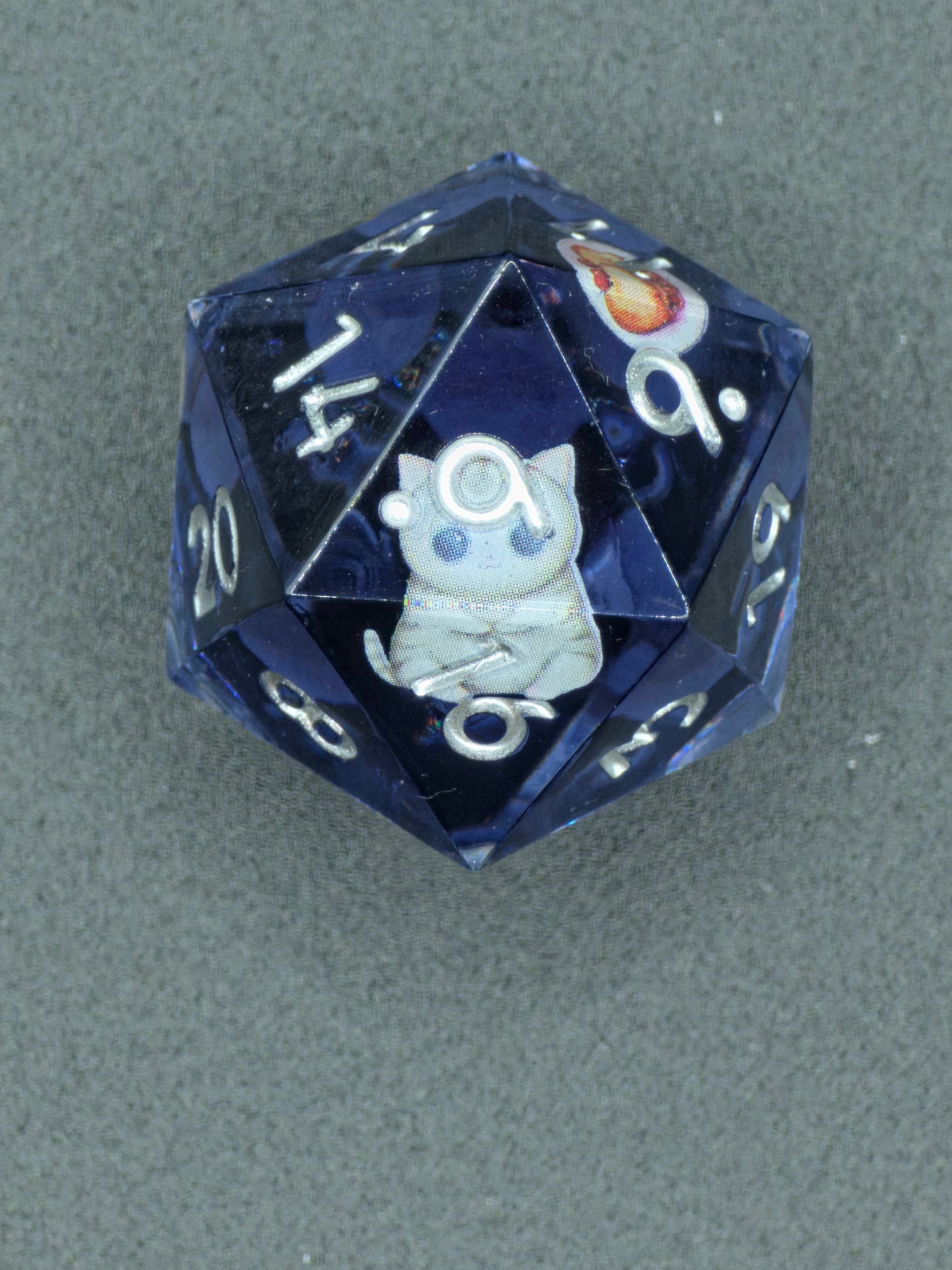 Polyedrischer Einzelner D20 „Cookie Cats“ – Handgemachter Resinwürfel Standardgröße mit süßen Katzen, Waschbär, Cupcake & Cookies | DnD Dice Pen and Paper | Kawaii Würfel
