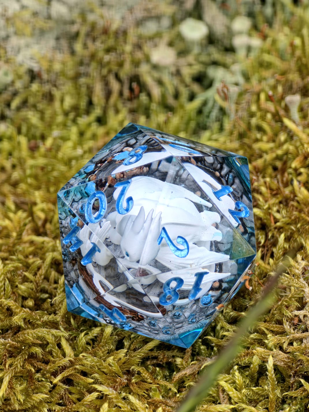 Tagesschatten D20 35mm – Handgemachter Resin Dragon Dice inspiriert von Drachenzähmen leicht gemacht, Fantasy Würfel mit Drache