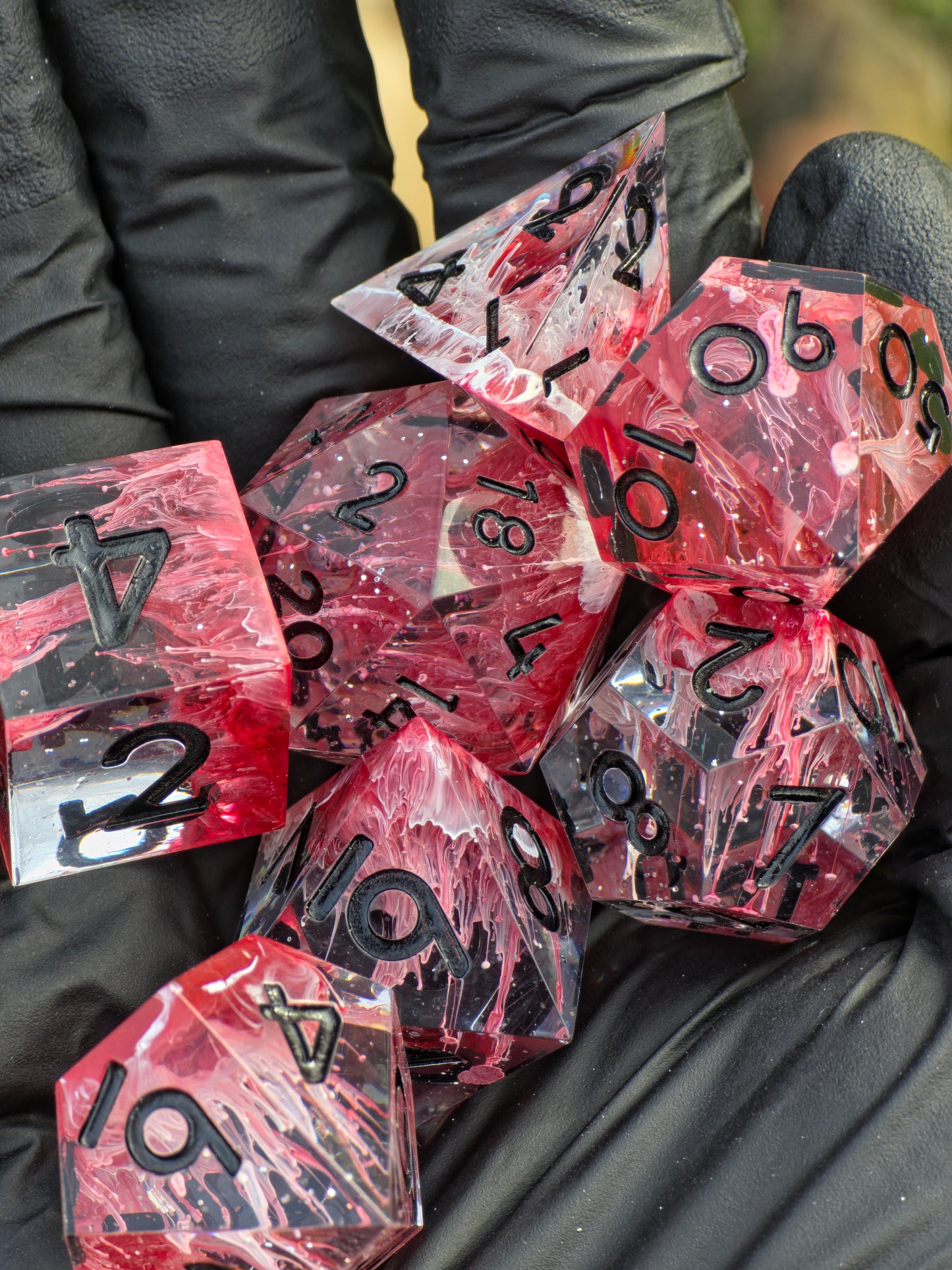 Crimson Venom – Handgemachtes DnD Würfelset rot mit Petri Effekt und schwarzen Zahlen | 7-teiliges Polyhedral Set | TTRPG Dice | Artisan Resin Dice