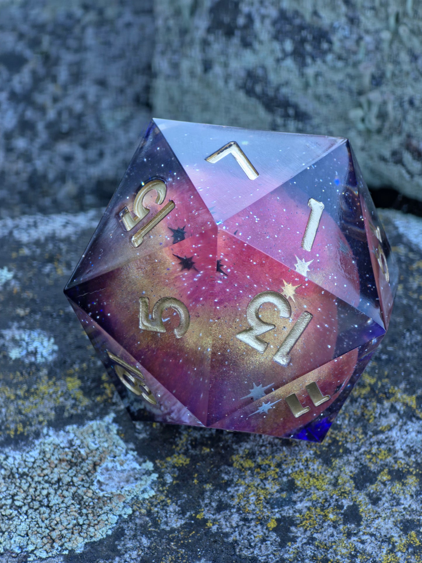 Polyedrischer D20 XL 55 mm – Planet Mars Dice | Handgemachter Resin Würfel mit Galaxie-Effekt & Goldzahlen | Universum Würfel für DnD, TTRPG