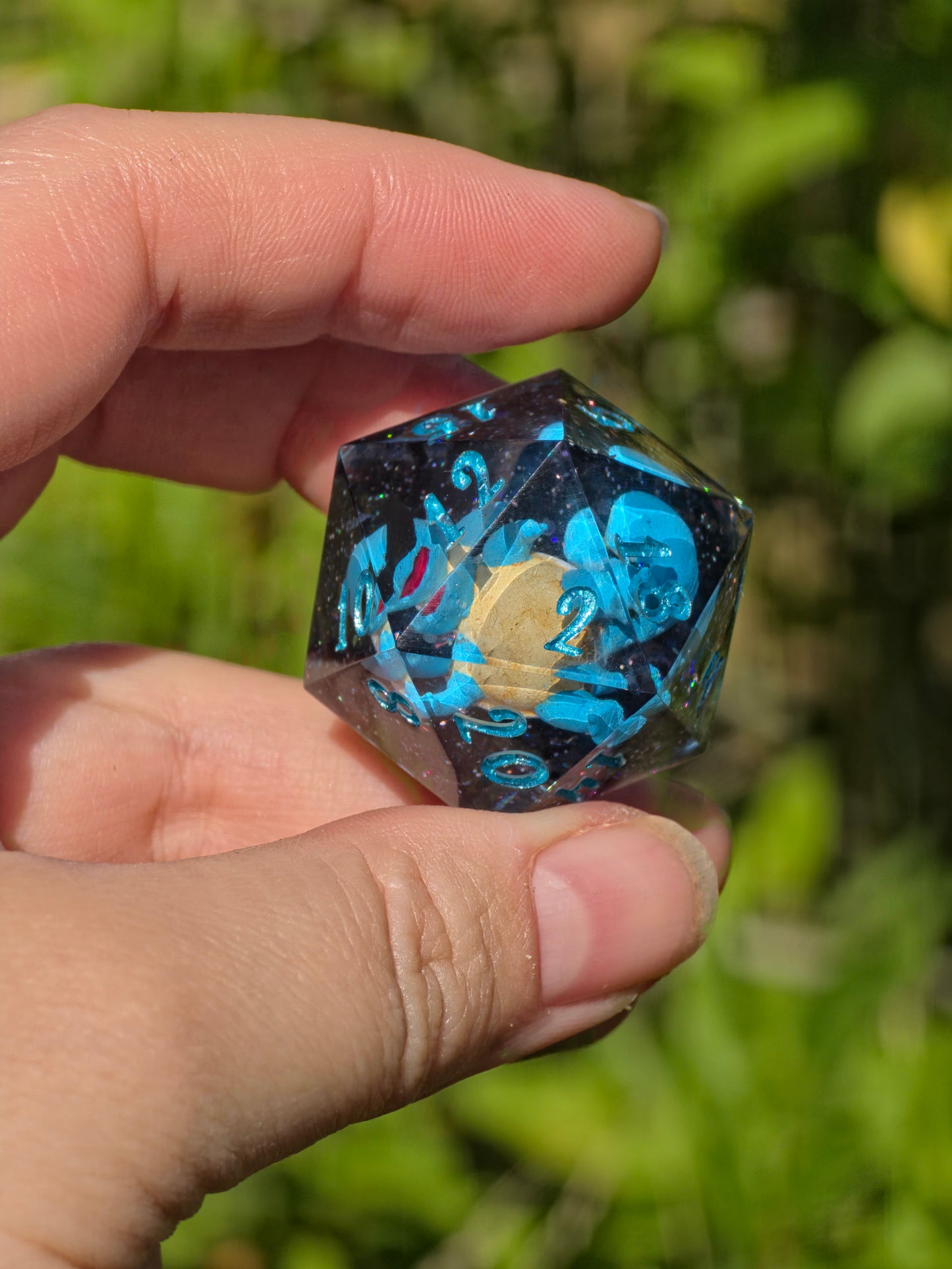 🌟Shiggy – Galactic Vacation D20 35 mm – Pokémon-inspirierter Galaxy Resin Würfel mit Sonnenbrille | Handgefertigter Chonk DnD Würfel
