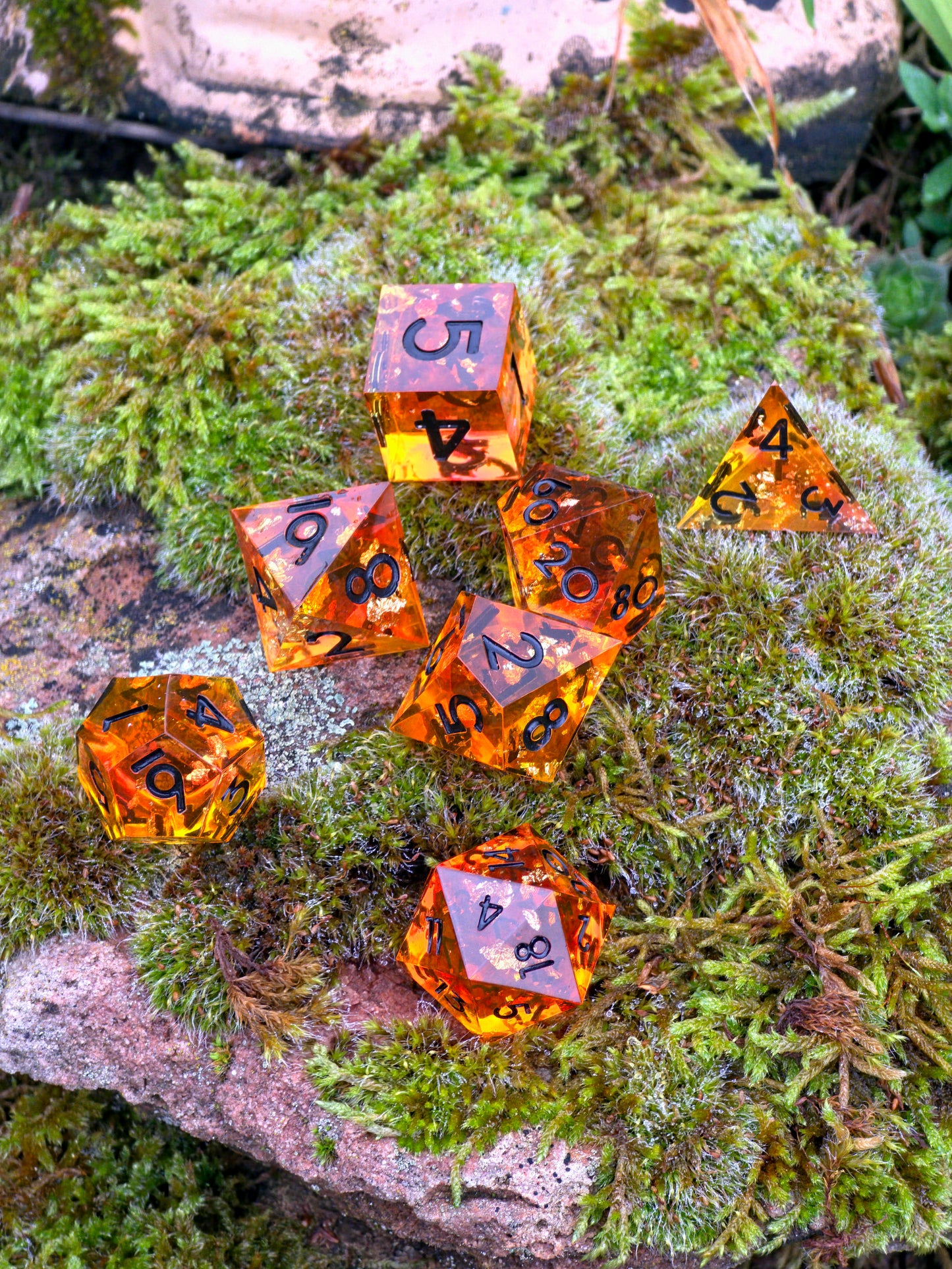 Polyedrisches DnD-Würfelset 7 Stück – Amber Glow Dice Set | Handgemachte Resin Würfel in Gold Orange Transparent mit Bernstein-Stil | TTRPG