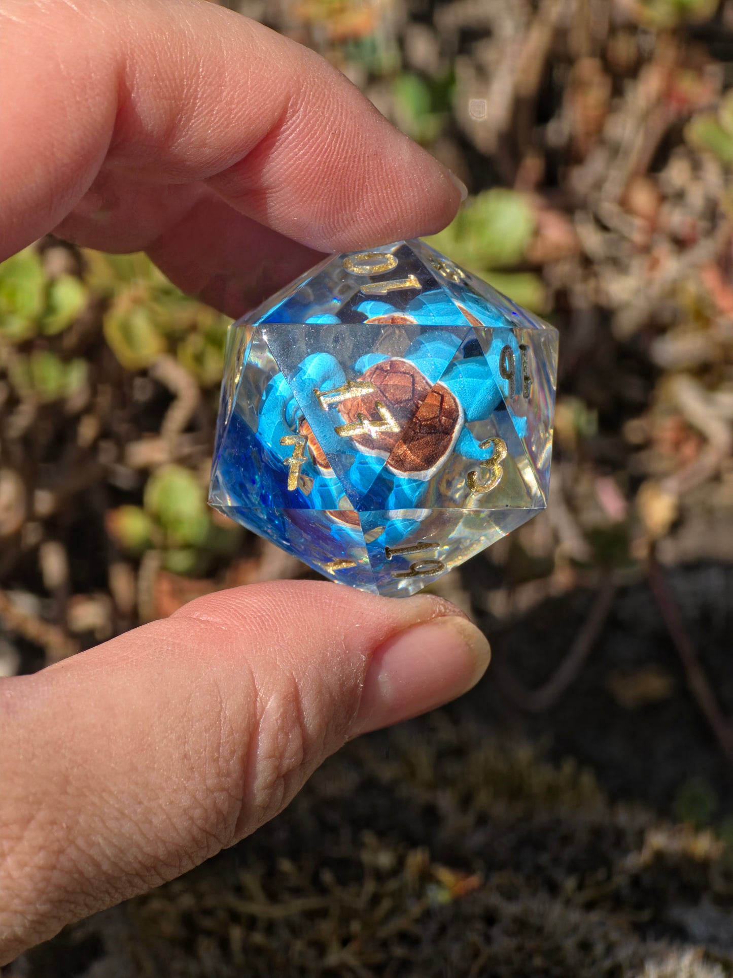 Shiggy – Summer Galaxy D20 35 mm – Pokémon-inspirierter Resin Würfel mit Sonnenbrille | Galaxy Design | Handgefertigter DnD Würfel