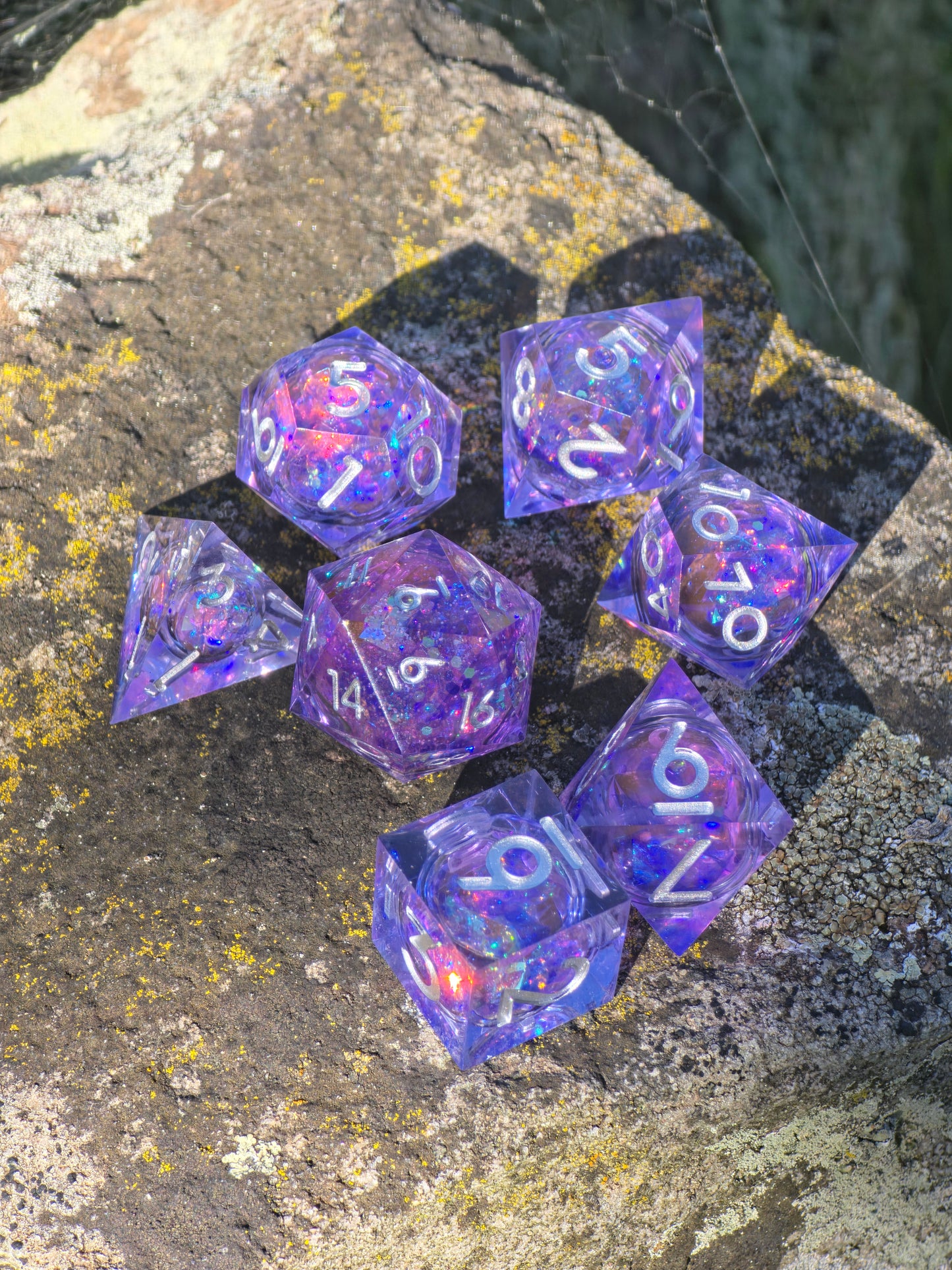 Polyedrischer Amethyst Liquid Core DnD Würfelset 7 Stück – Handgemachte Resin Dice mit flüssigem Kern & holografischem Glanz | Meteoriten