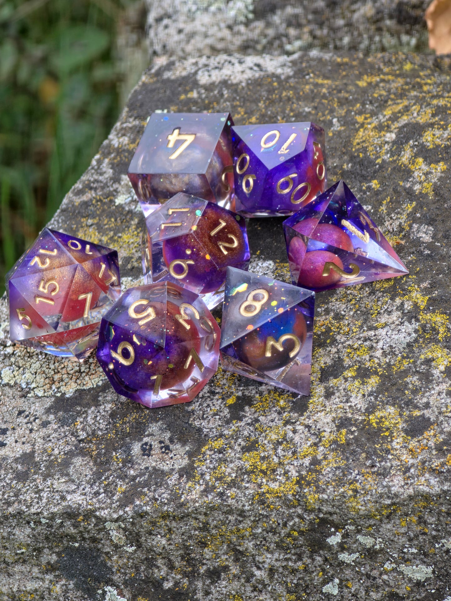 Polyedrischer Planeten Kosmos DnD Würfelset 7 Stück – Handgemachte Resin Dice mit Universum-Effekt & goldenen Zahlen | Galaxy Fantasy Würfel