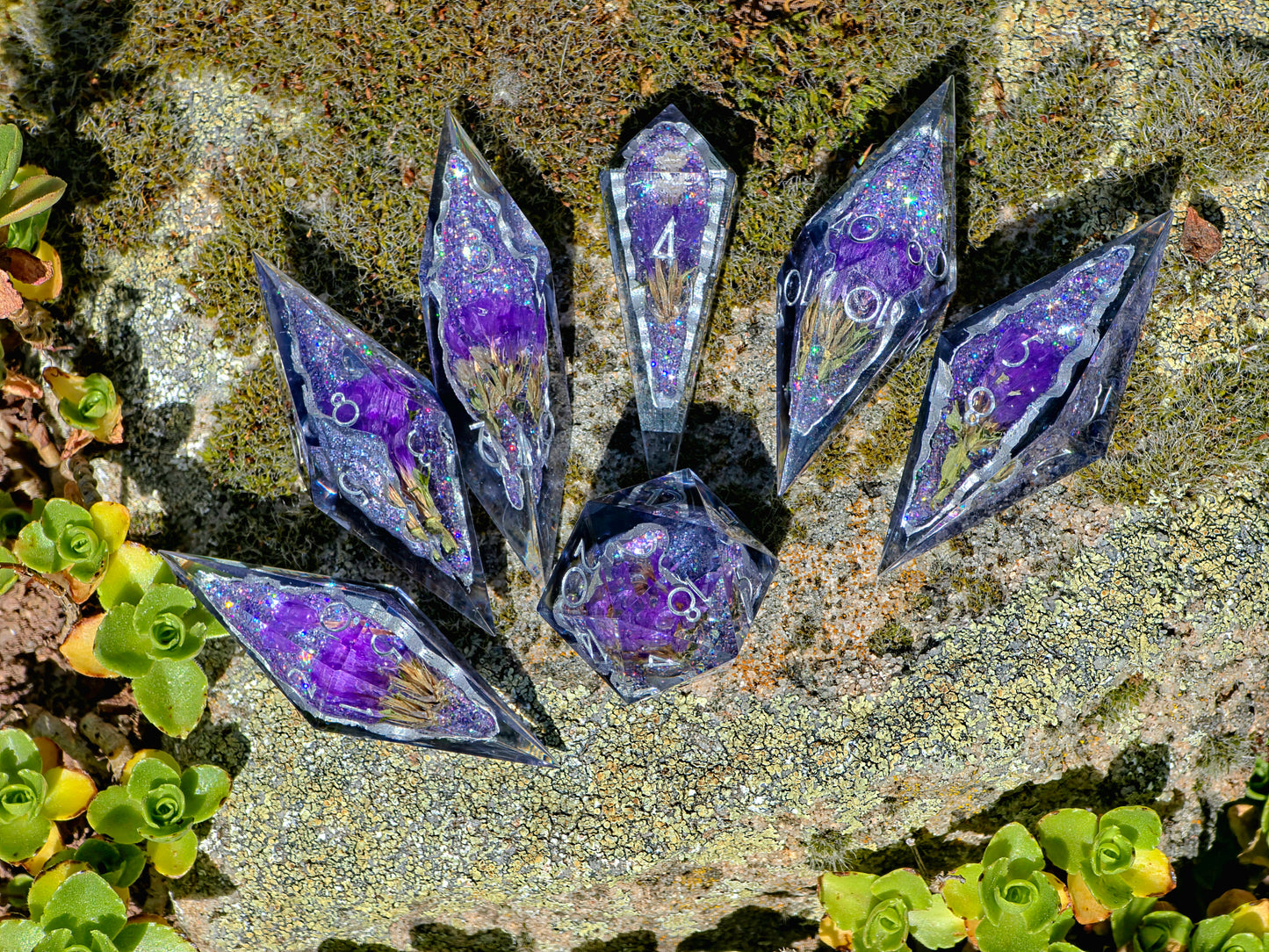 Amethyst Bloom Geode Flower Dice Set – Handgemachte Sharp Edge Würfel mit violetten Blüten, Kristall Geode Resin Dice, Fantasy DnD Würfelset