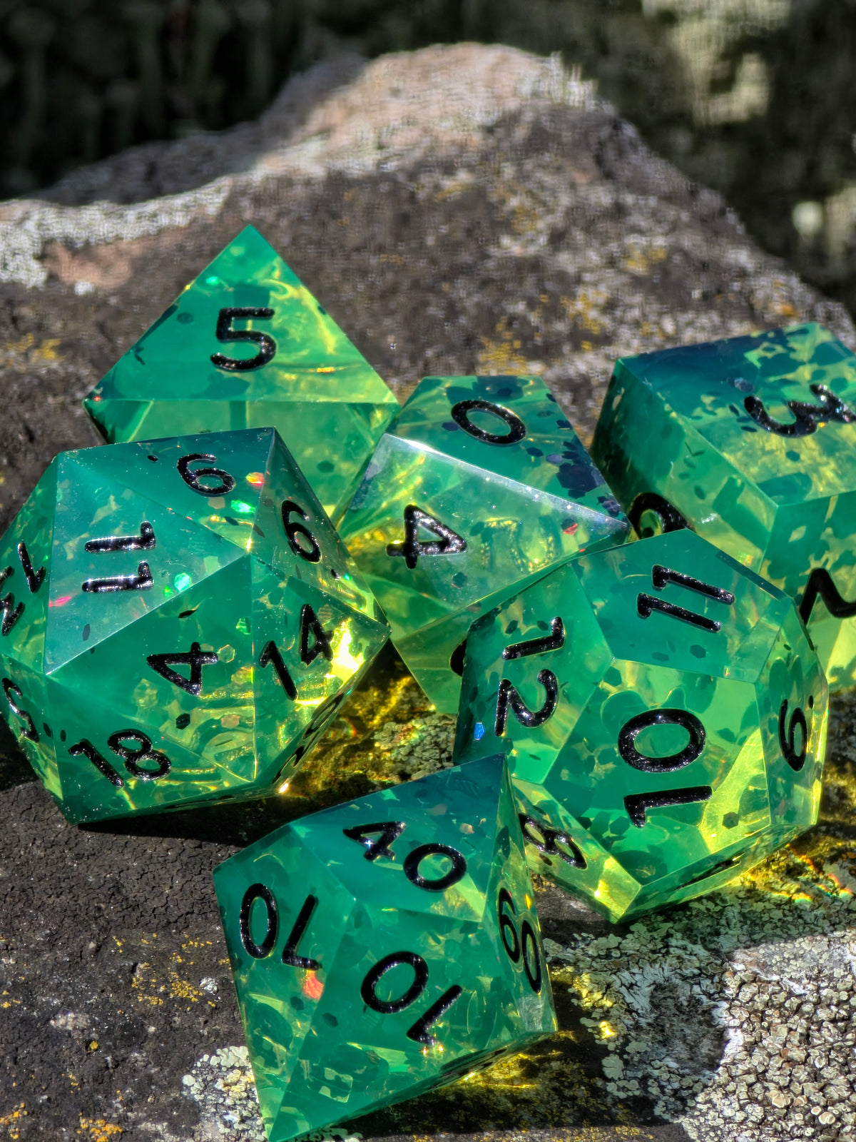 Uranium Glass – Toxic Emerald Würfelset – 7-teiliges DnD Resin Dice Set | Giftgrüne Fantasy Würfel mit schwarzen Zahlen | Handmade RPG Dice