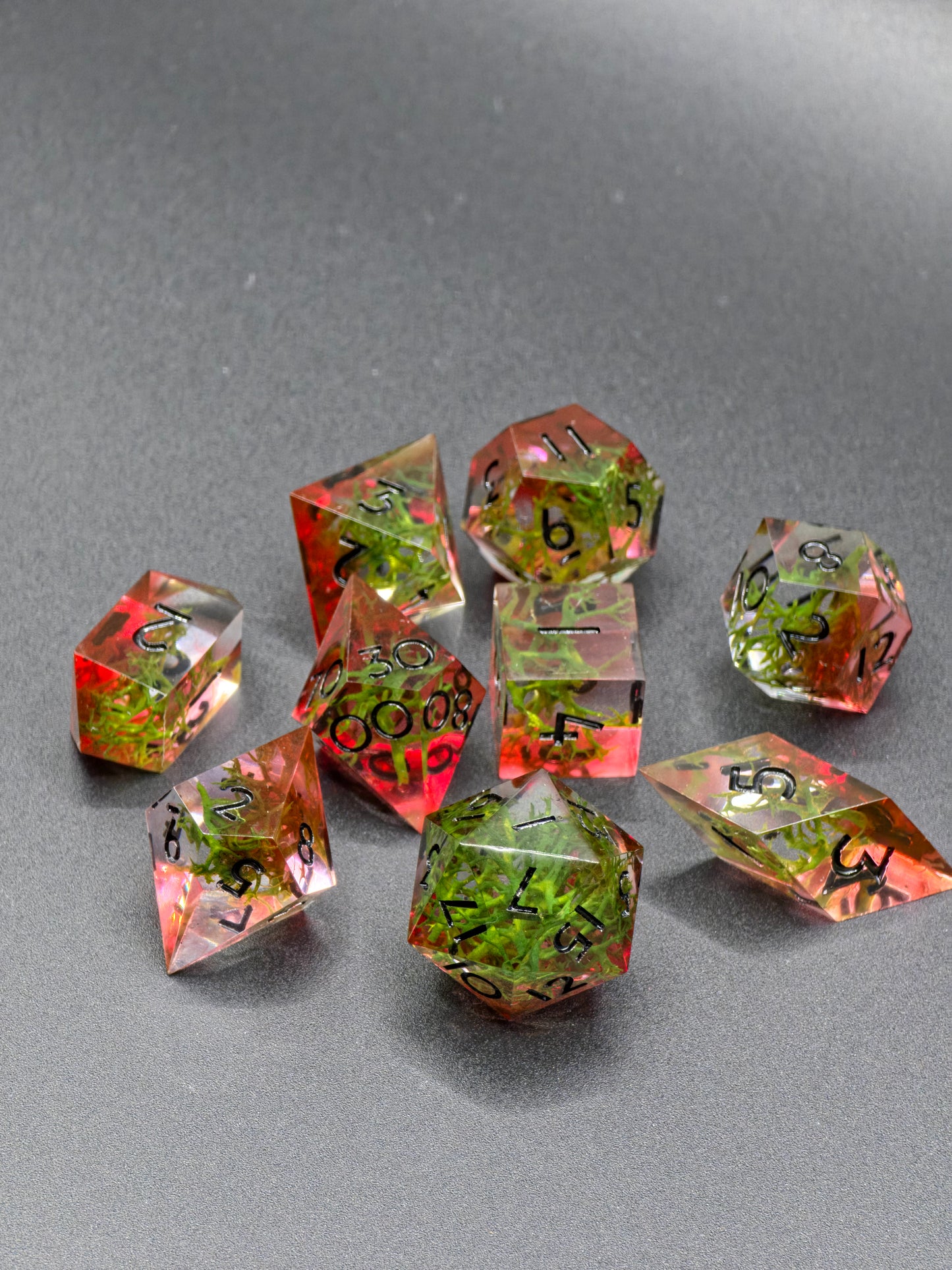 Polyedrisches DnD Würfelset Forest Ember – Handgemachte Resinwürfel mit Moos & rötlichem Lichtschein | DnD Pen and Paper TTRPG