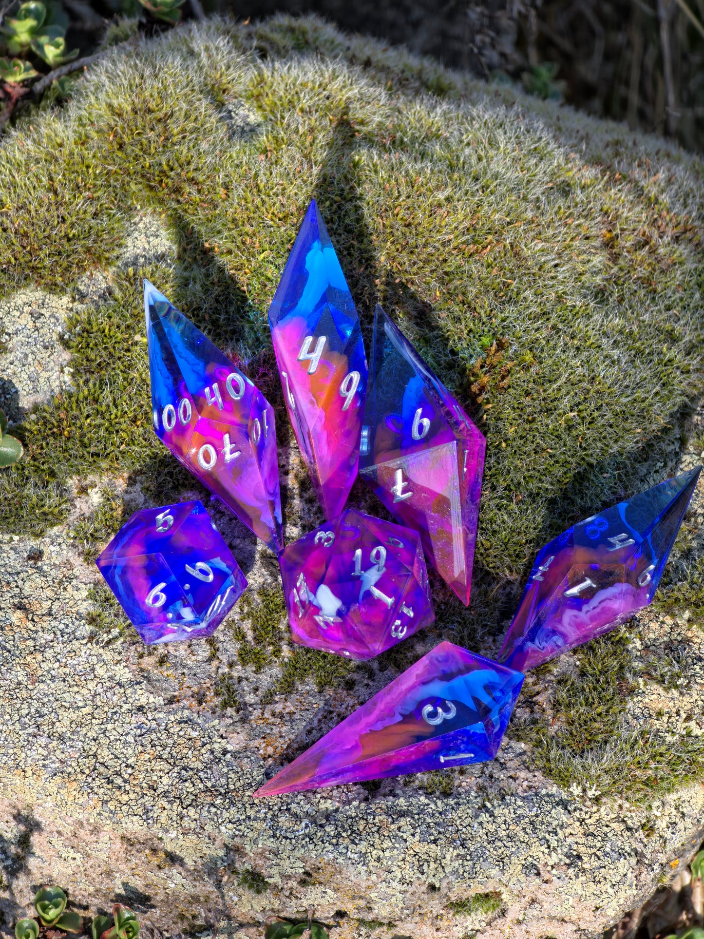Elongated Dice Set „Neon Nebula“ – 7er Resin Würfelset mit Pink Blau Cloud Effekt, Sharp Edge DnD Dice, Fantasy TTRPG Würfel, Handmade Dice