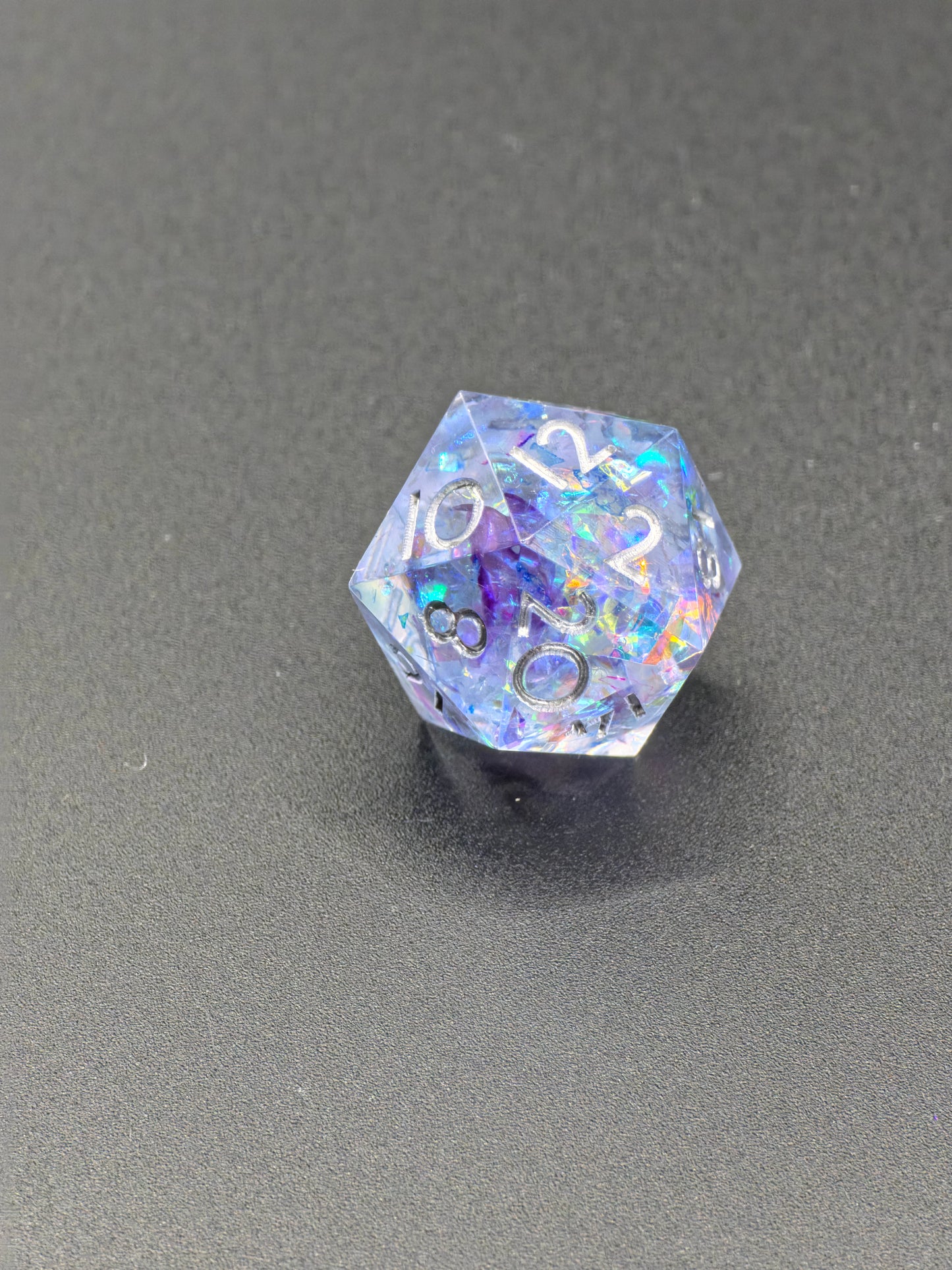 Einzelner Polyedrischer D20 – Aurora Crystal Würfel Transparent mit Opal Schimmer | Handgemachter Resinwürfel Standardgröße | DnD Pen and Paper