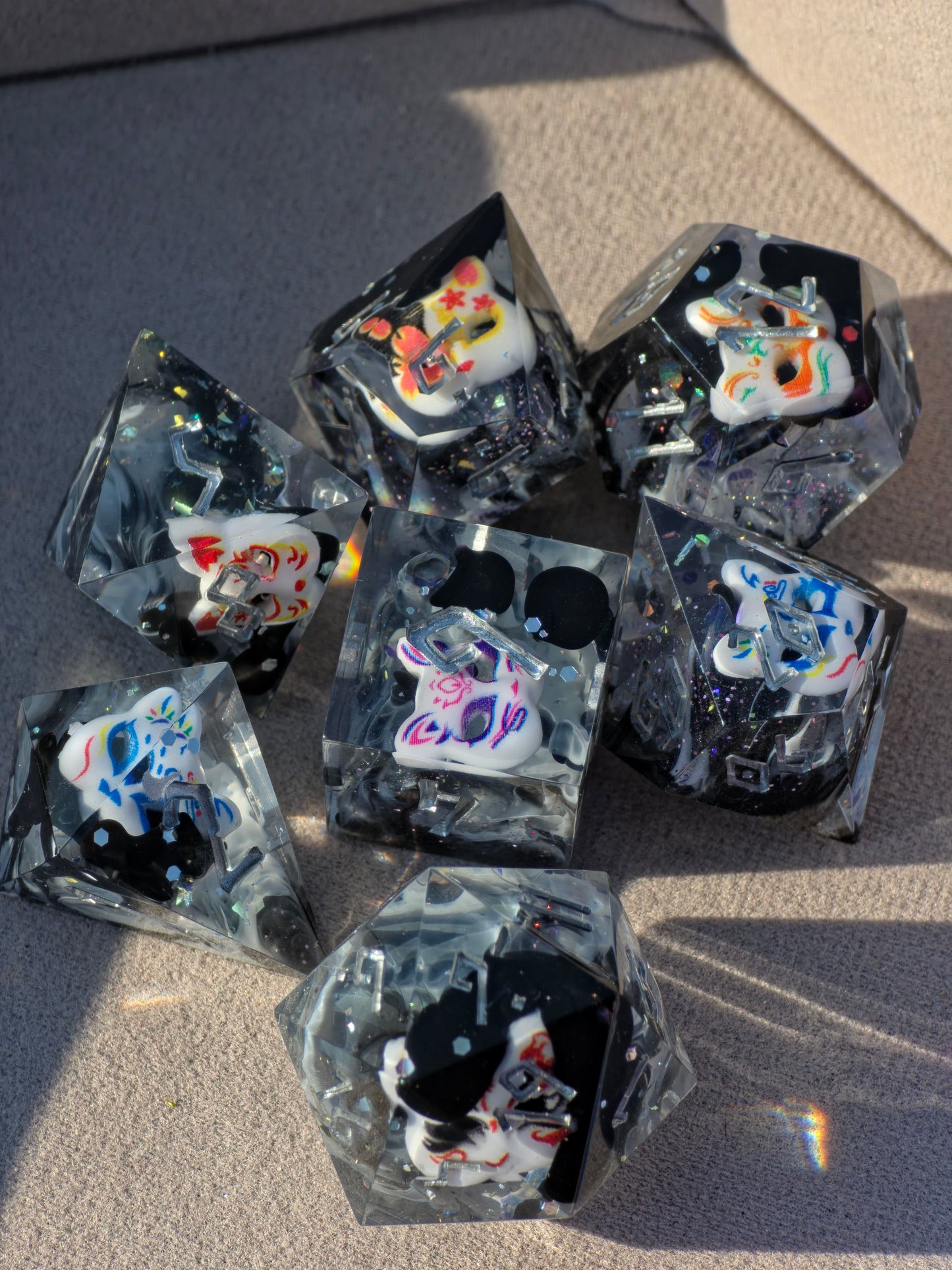 Kitsune Spirit Dice Set – Japanisch inspirierte Fuchs Masken Würfel, Resin DnD Dice, Yokai Fox Design, Sharp Edge TTRPG Dice, Handmade Set
