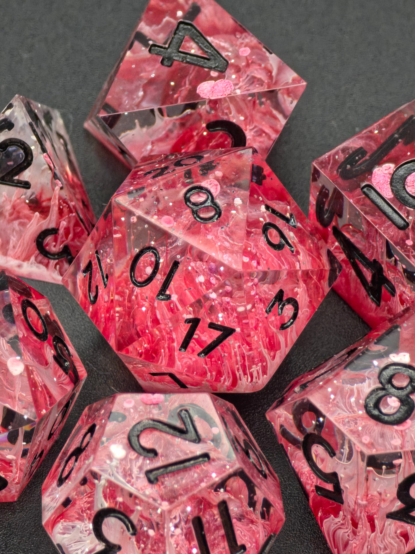 Crimson Venom – Handgemachtes DnD Würfelset rot mit Petri Effekt und schwarzen Zahlen | 7-teiliges Polyhedral Set | TTRPG Dice | Artisan Resin Dice