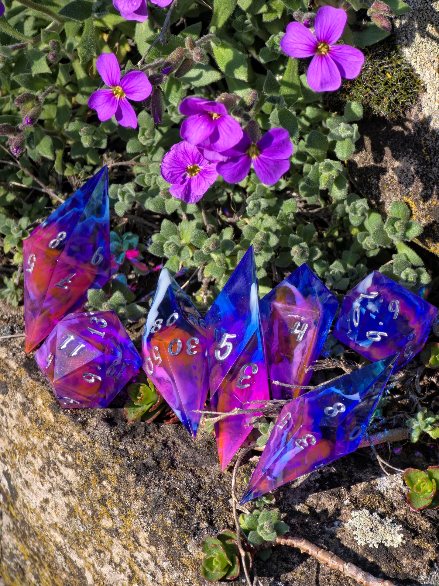 Elongated Dice Set „Neon Nebula“ – 7er Resin Würfelset mit Pink Blau Cloud Effekt, Sharp Edge DnD Dice, Fantasy TTRPG Würfel, Handmade Dice