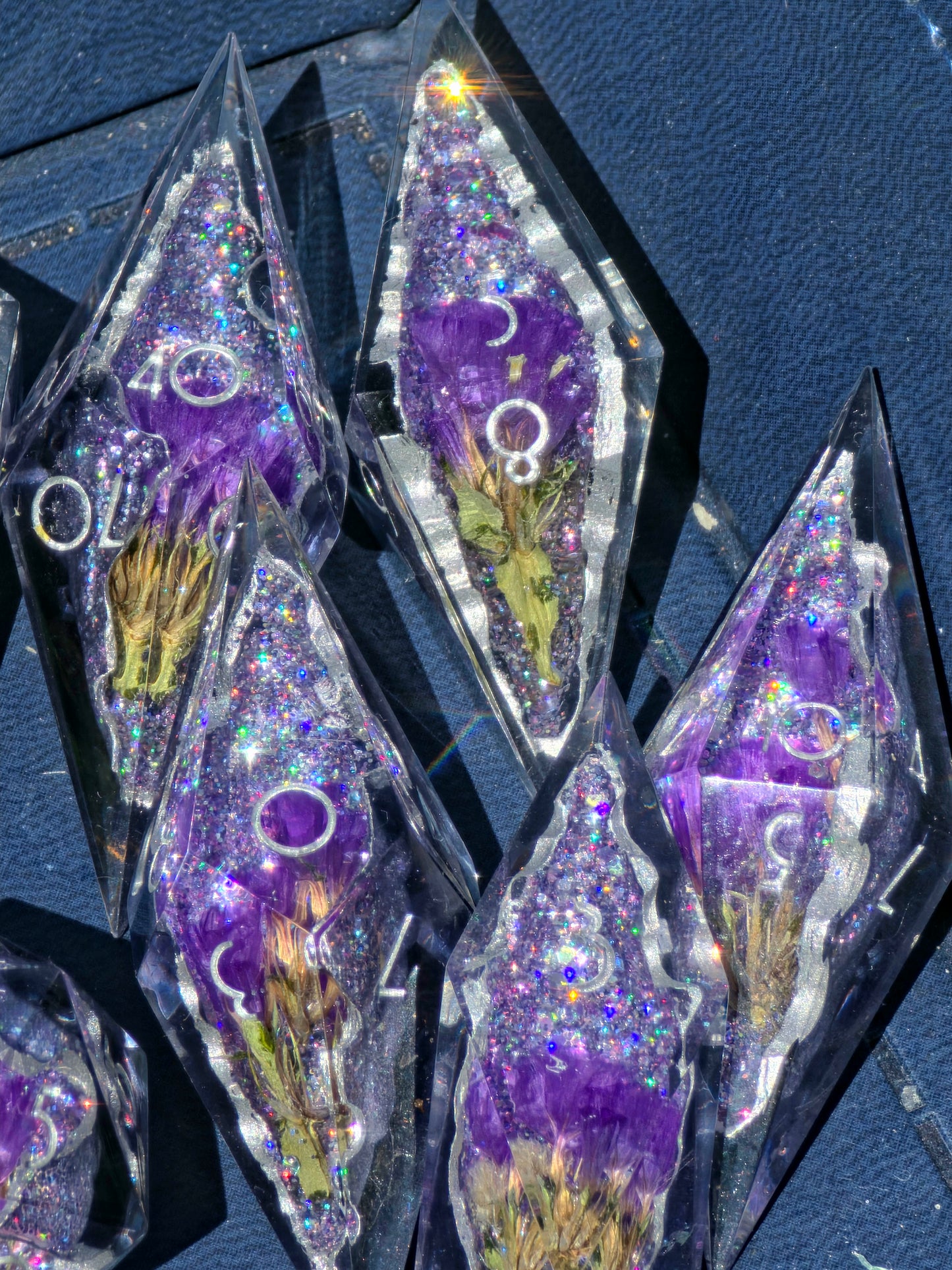Amethyst Bloom Geode Flower Dice Set – Handgemachte Sharp Edge Würfel mit violetten Blüten, Kristall Geode Resin Dice, Fantasy DnD Würfelset