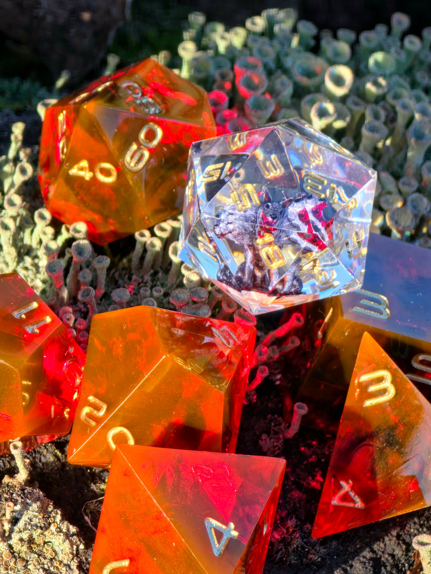 Handgemachtes DnD Würfelset „Blood Cerberus“ – Resin Dice Set 7-teilig | D20 mit Cerberus | Rot Schwarz | Sharp Edge | Goldene Zahlen | RPG Würfel