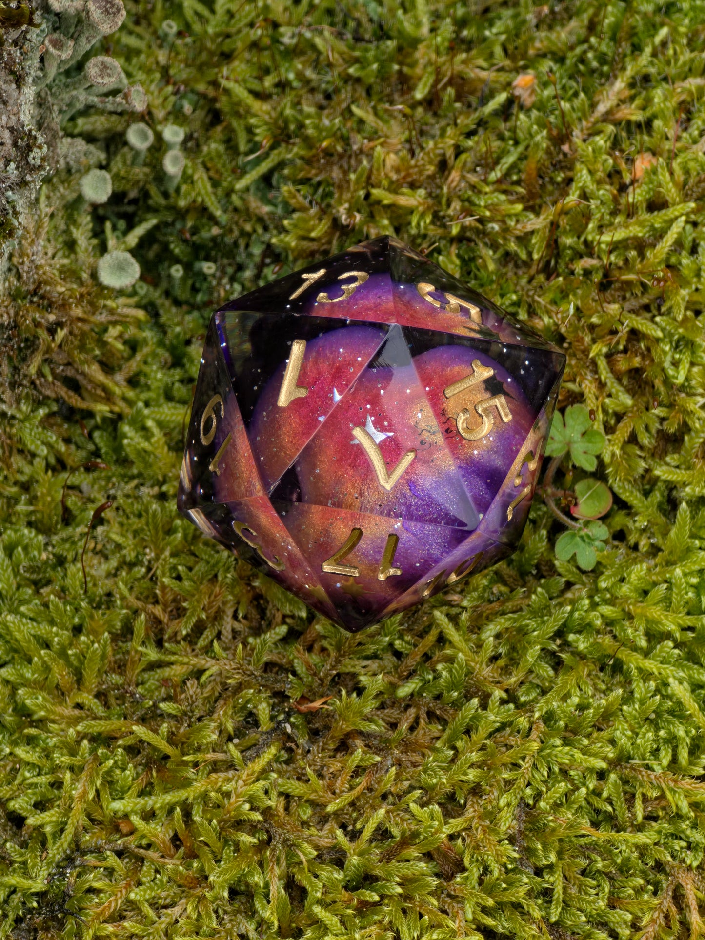 Planet Meteorite Galaxy D20 Würfel 35mm – Handgemachter Polyedrischer Resinwürfel mit goldenen Zahlen & Sternen | DnD Pen and Paper | Einzelwürfel
