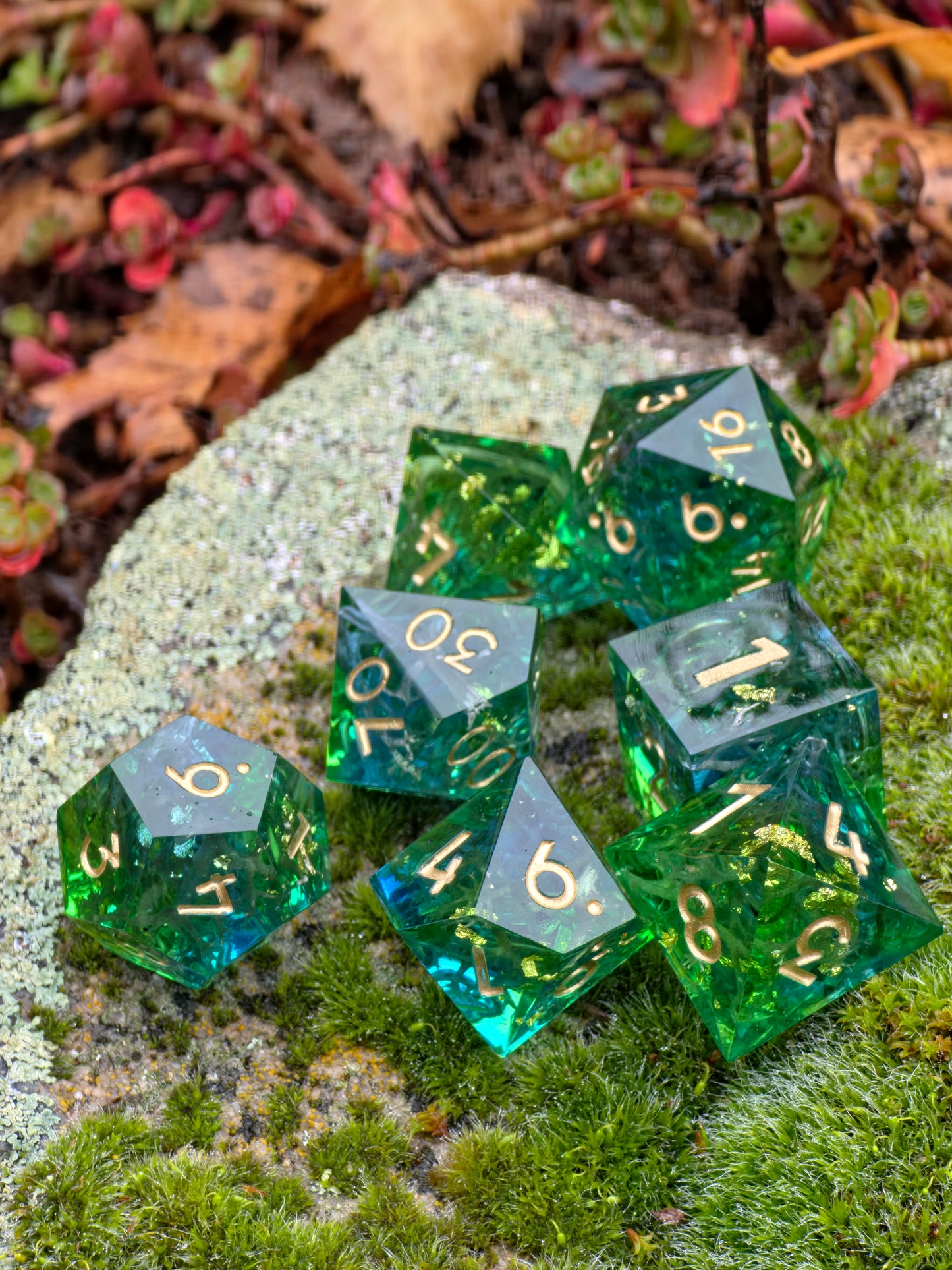 Polyedrisches Würfelset „Emerald Grove“ – Handgemachte Resinwürfel in Smaragdgrün mit Goldflocken & Moosstruktur | DnD Dice Set Pen and Paper TTRPG | Naturwürfel mit Spiegelglanz
