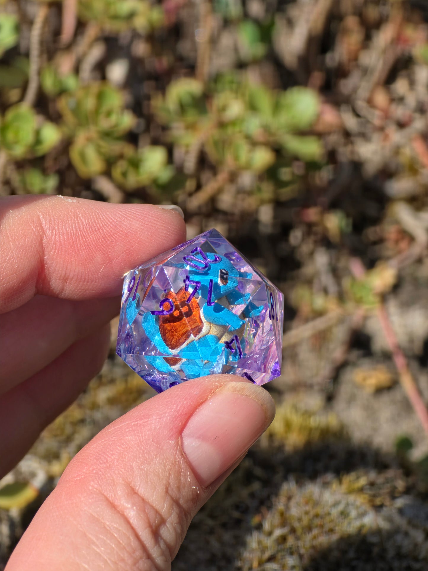 Shiggy – Mystic Current D20 28 mm – Pokémon-inspirierter Resin Würfel mit Petri-Effekt | Transparenter D20 mit lila Zahlen