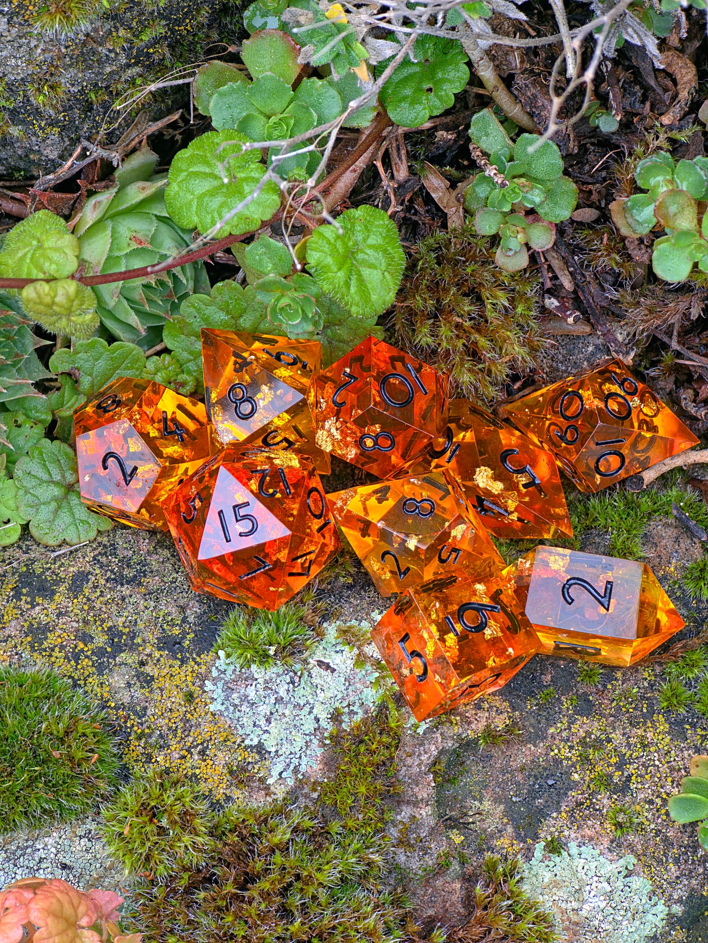 Polyedrisches DnD-Würfelset 9 Stück – Amber Bernstein Dice Set | Handgemachte Resin Würfel in Gold Orange Transparent | Kristall & Raute