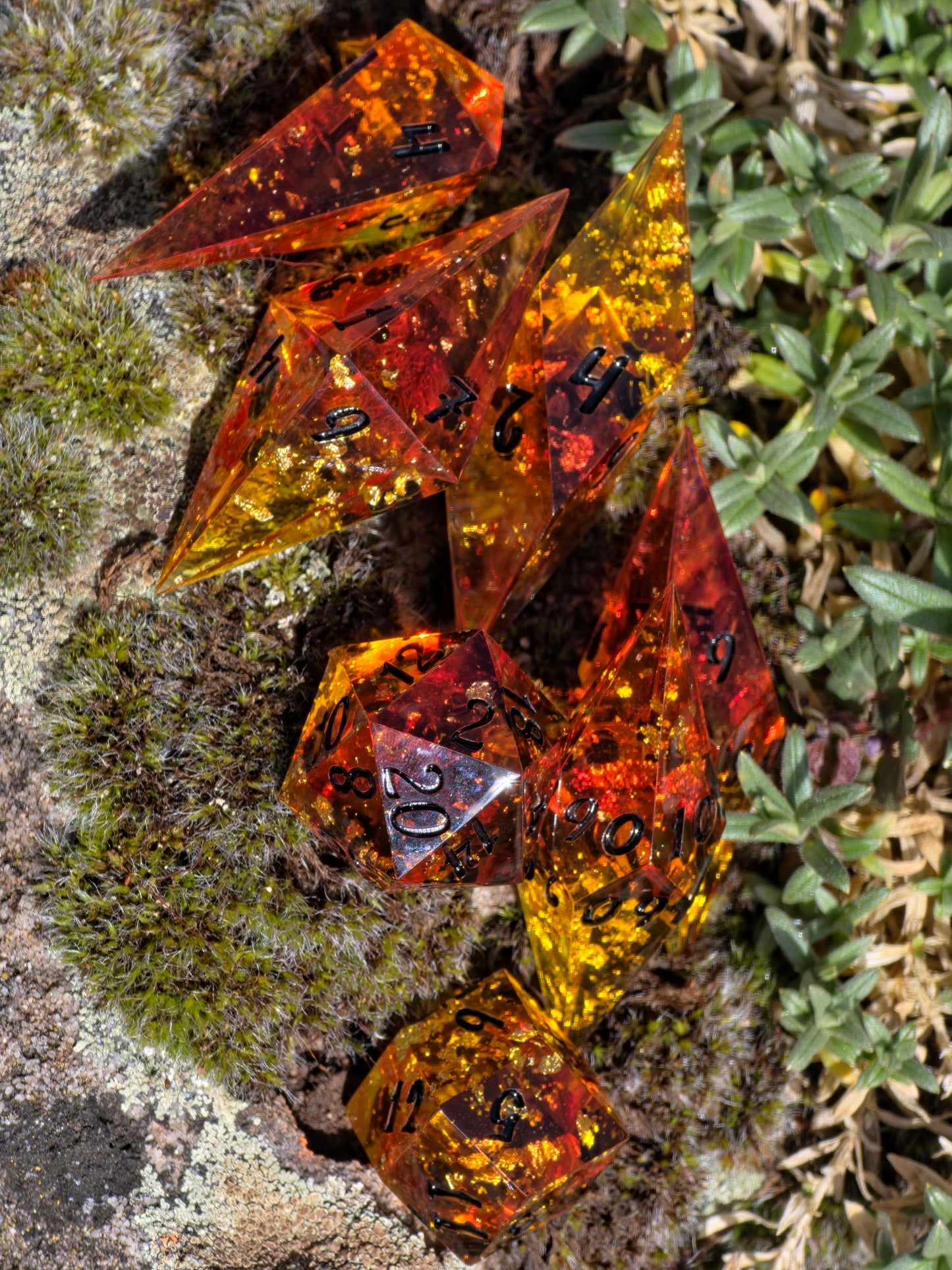 Amber Dice Set “Bernstein Shards” – Elongated Resin Dice with Gold Flakes, Honey Amber Effect, Sharp Edge DnD Dice, Handmade Fantasy TTRPG