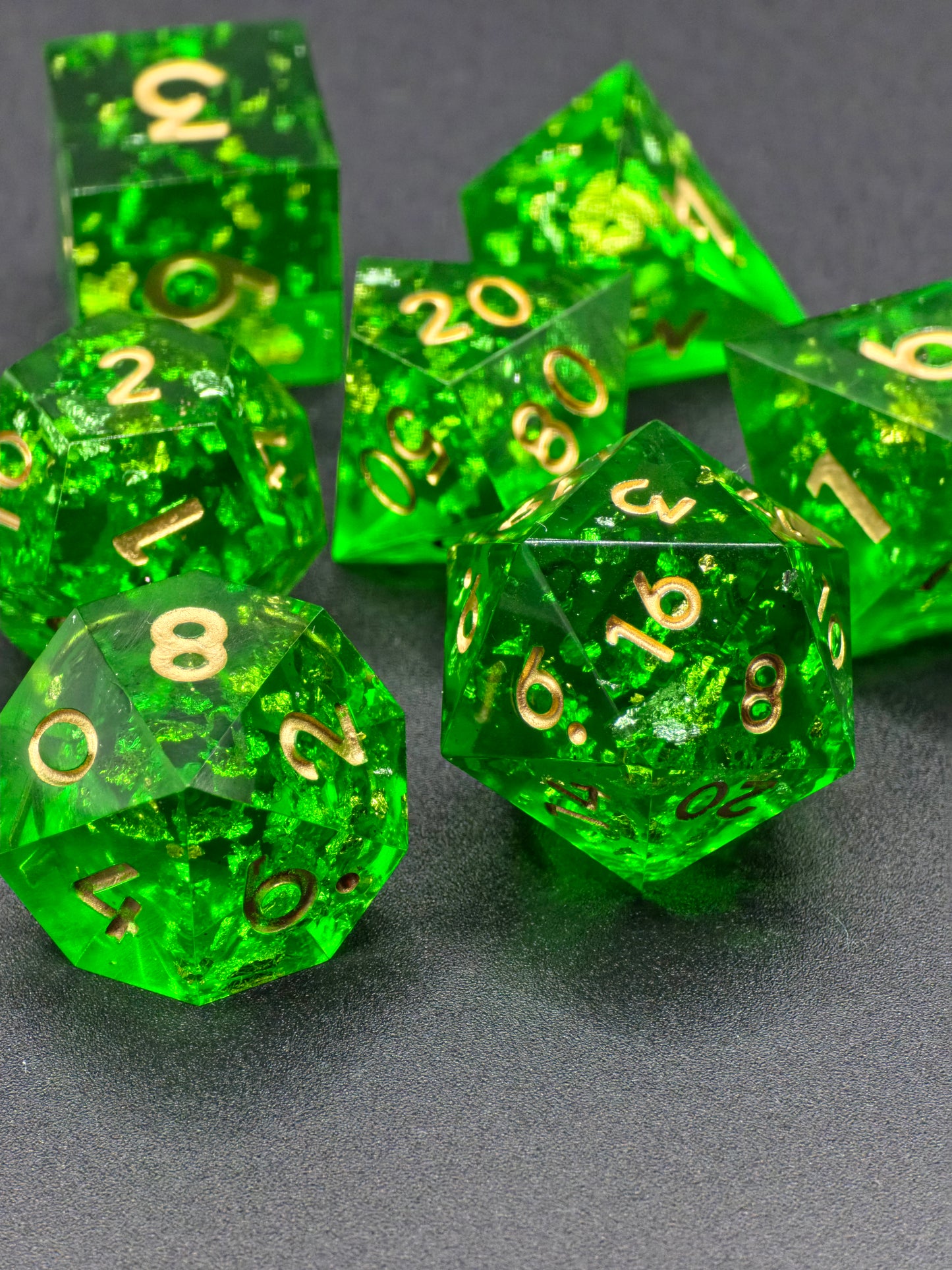 Polyedrisches DnD Würfelset Smaragdgrün – Handgemachte Resinwürfel mit Goldflocken | DnD Pen and Paper TTRPG | Edelstein Effekt Set