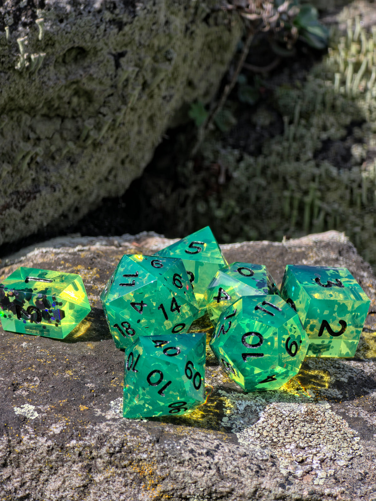 Uranium Glass – Toxic Emerald Würfelset – 7-teiliges DnD Resin Dice Set | Giftgrüne Fantasy Würfel mit schwarzen Zahlen | Handmade RPG Dice