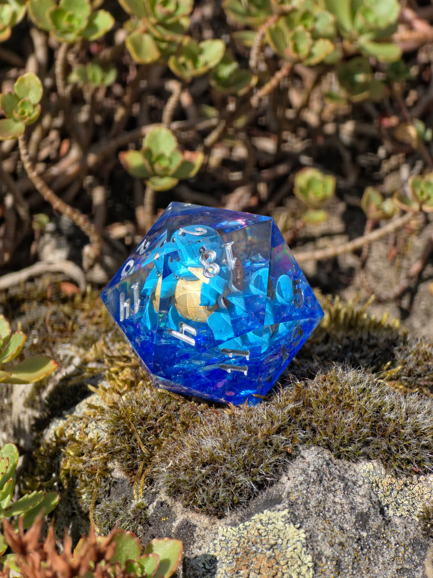 Shiggy – Midnight Ocean D20 40 mm – Pokémon-inspirierter Resin Würfel in Deep Ocean Blue XL DnD Sammlerwürfel