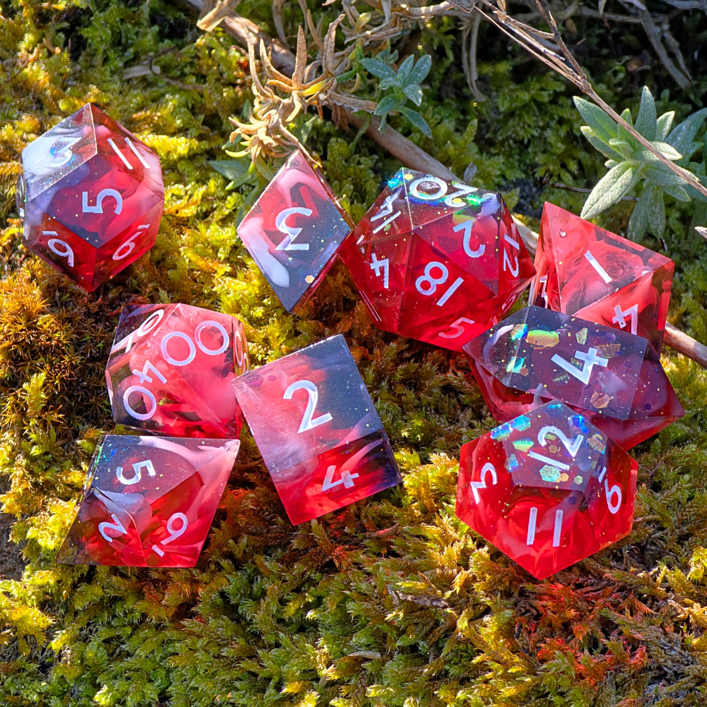 Polyedrische Blood & Mist Dice – inspiriert von Astarion aus Baldur’s Gate 3 Handmade DnD Dice Set 9 Stück – Blutrot, Weißer Nebel Schwarze Schatten