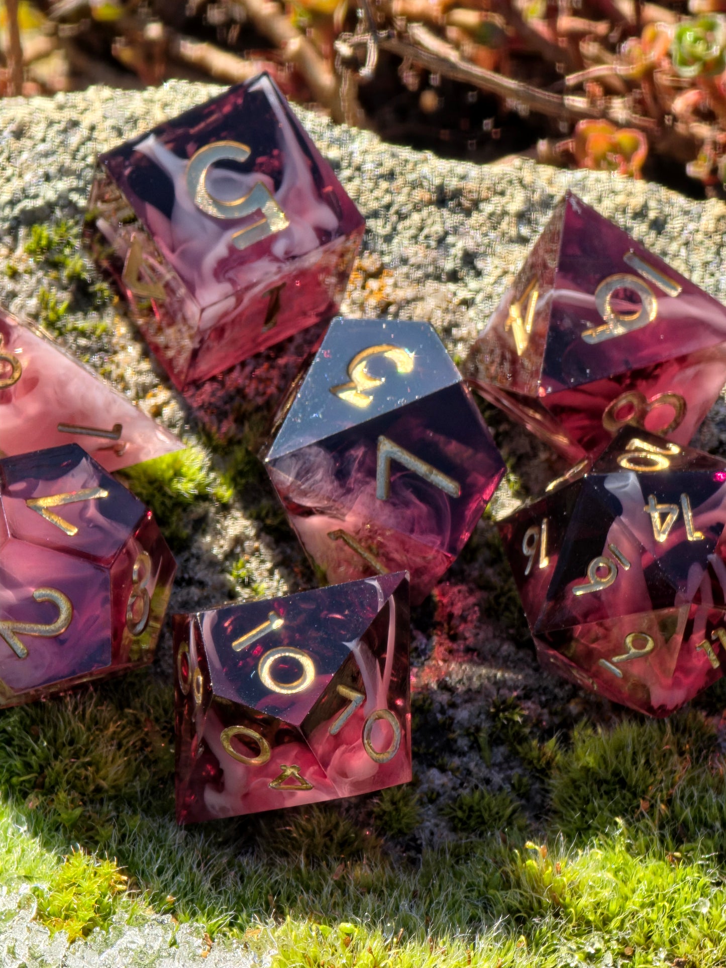 Polyedrisches Würfelset „Espresso Cream Nebula“ – Handgemachte Resinwürfel dunkelbraun-bordeaux mit Cloud Effekt | DnD Dice Set TTRPG