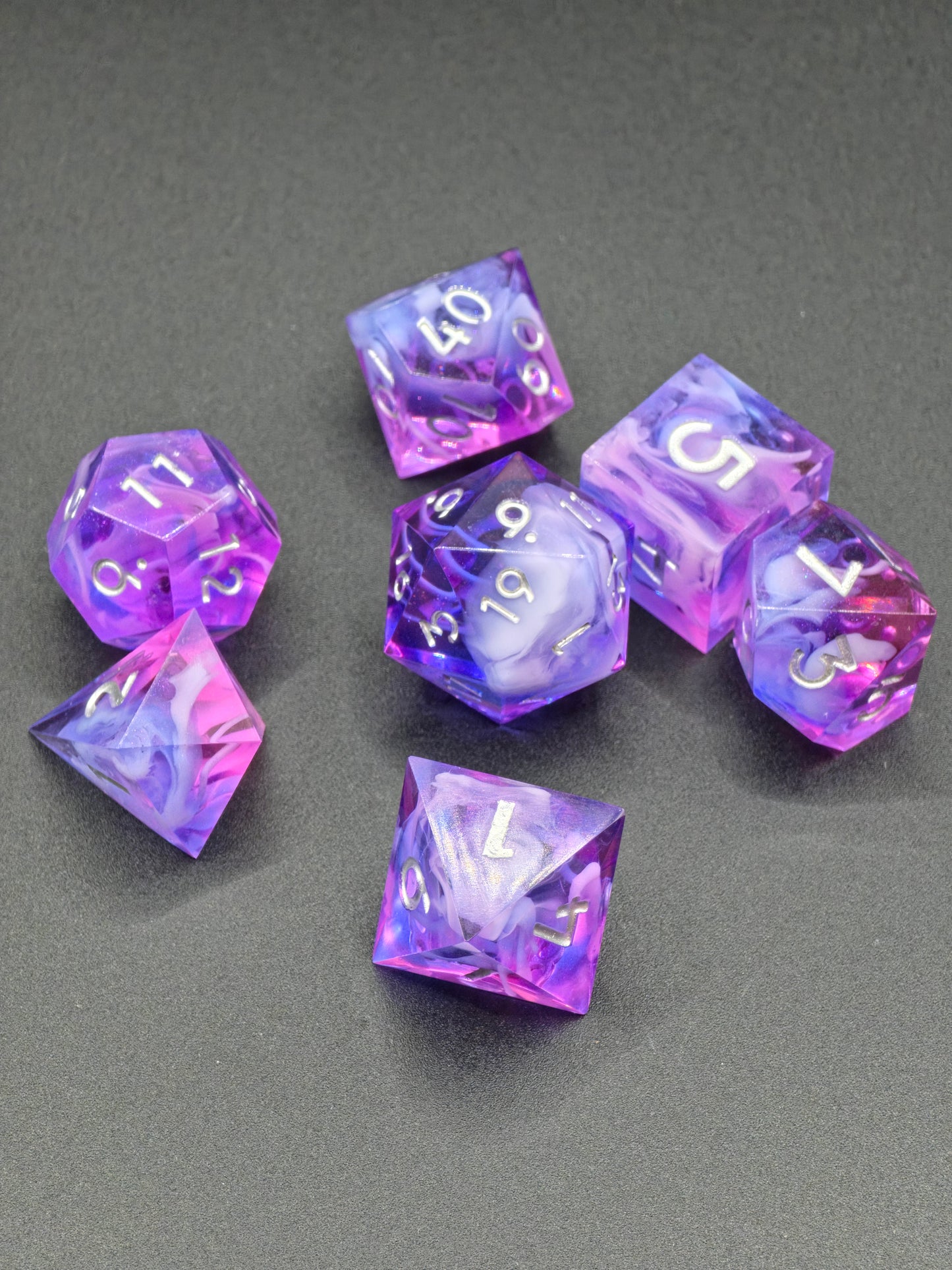 Polyedrisches Würfelset „Violet Cloud Nebula“ – Handgemachte Resinwürfel rosa-lila mit Nebel Effekt | DnD Dice Set TTRPG