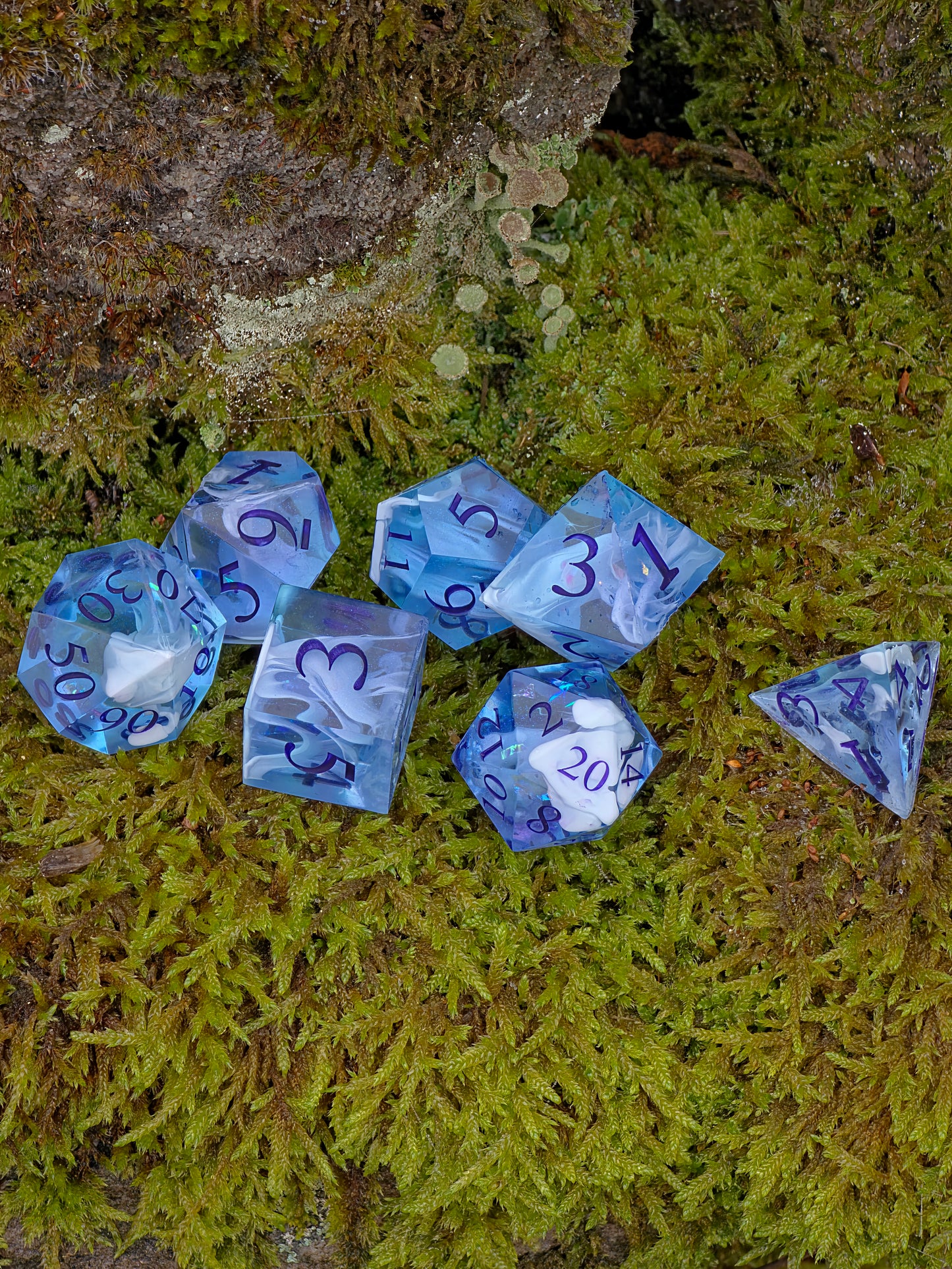 Handgemachtes DnD Würfelset 7 Stück – Polyedrische Resin Dice – Himmel im Hand, Wolken Design – Für Dungeons and Dragons, TTRPG & Sammler
