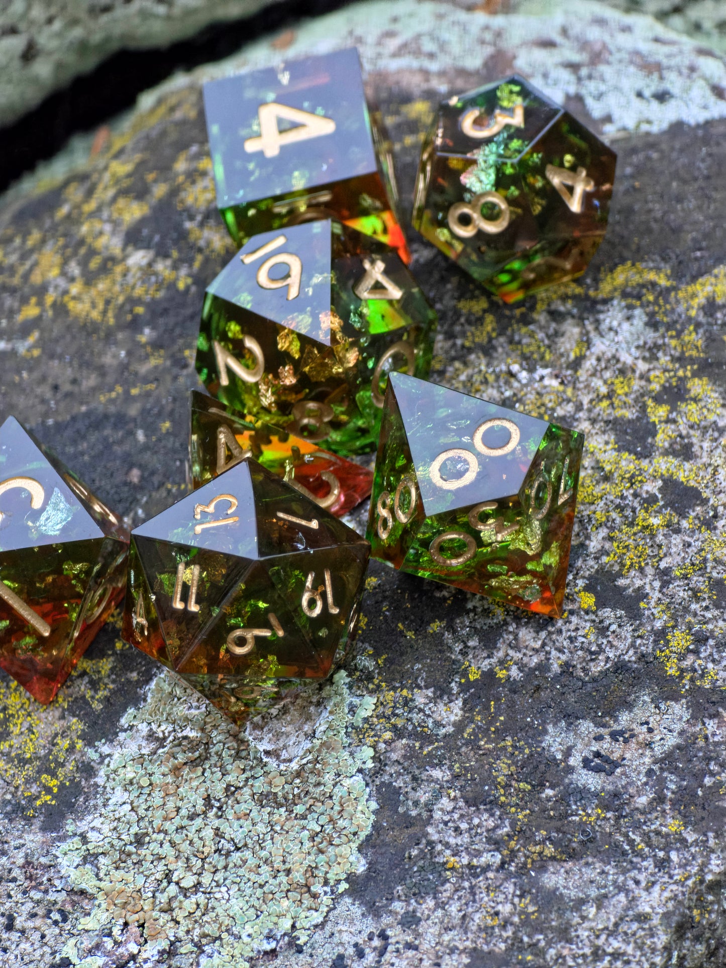 Polyedrisches Würfelset „Heart of the Forest“ – Handgemachte Resinwürfel in Rot-Grün mit Goldflocken | DnD Dice Set Pen and Paper TTRPG | Magisches Waldartefakt Würfelset