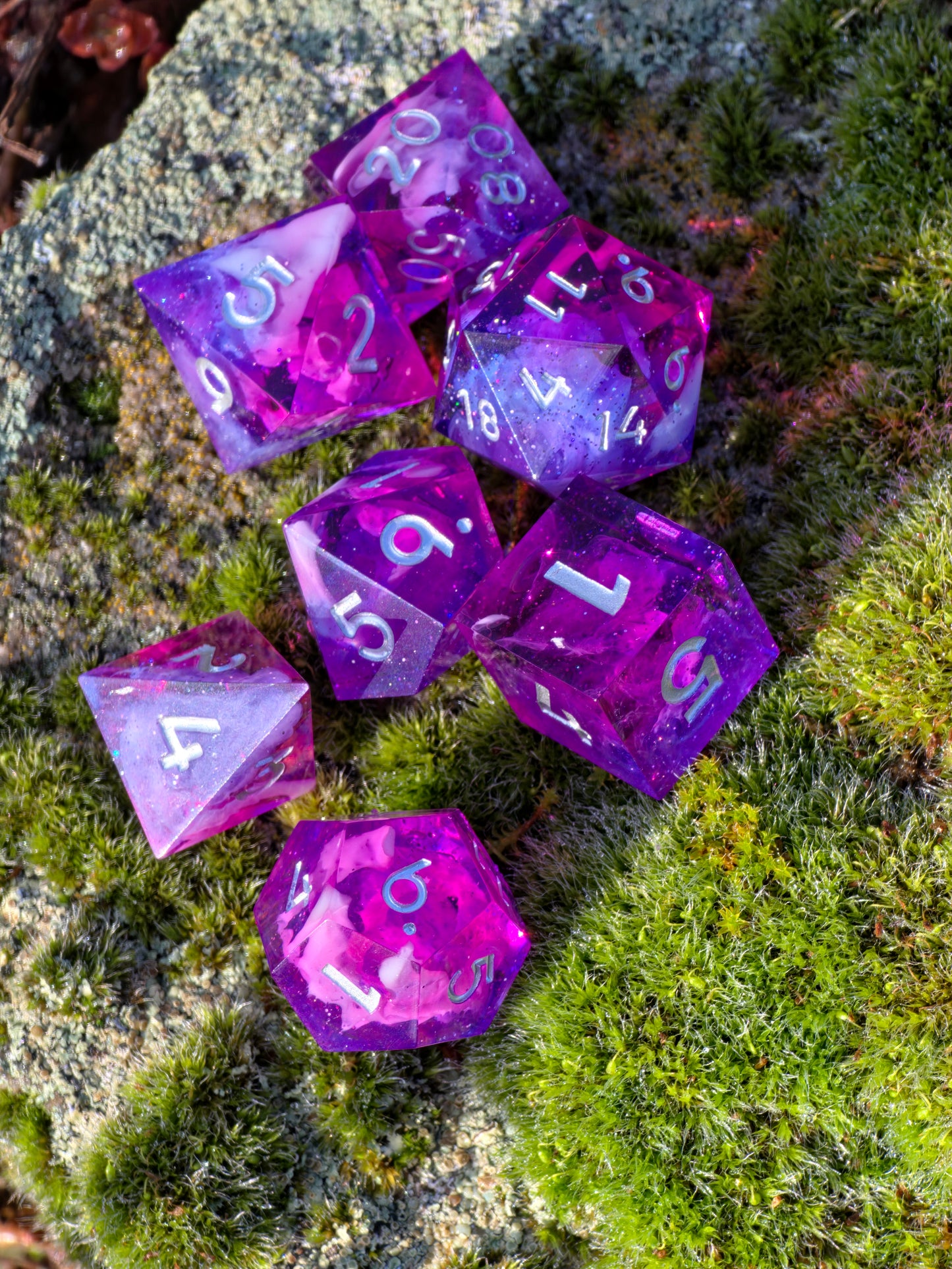 Astral Bloom Nebula – Polyedrisches Würfelset | Pink-Violett Galaxy & Cloud Effekt | Handmade Resin DnD Dice Set mit silbernen Zahlen | TTRPG Würfel